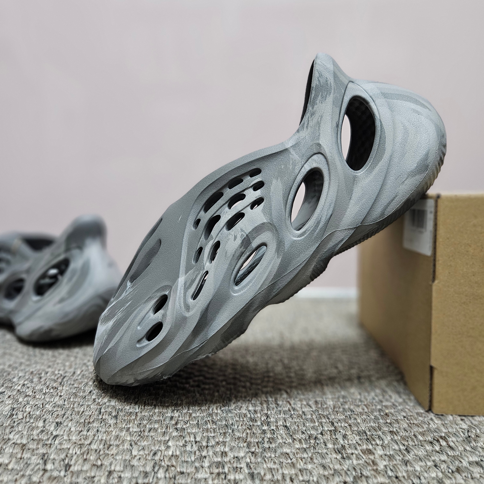 Adidas Yeezy Foam RNNR MX Granite 착용 스타일 - 1
