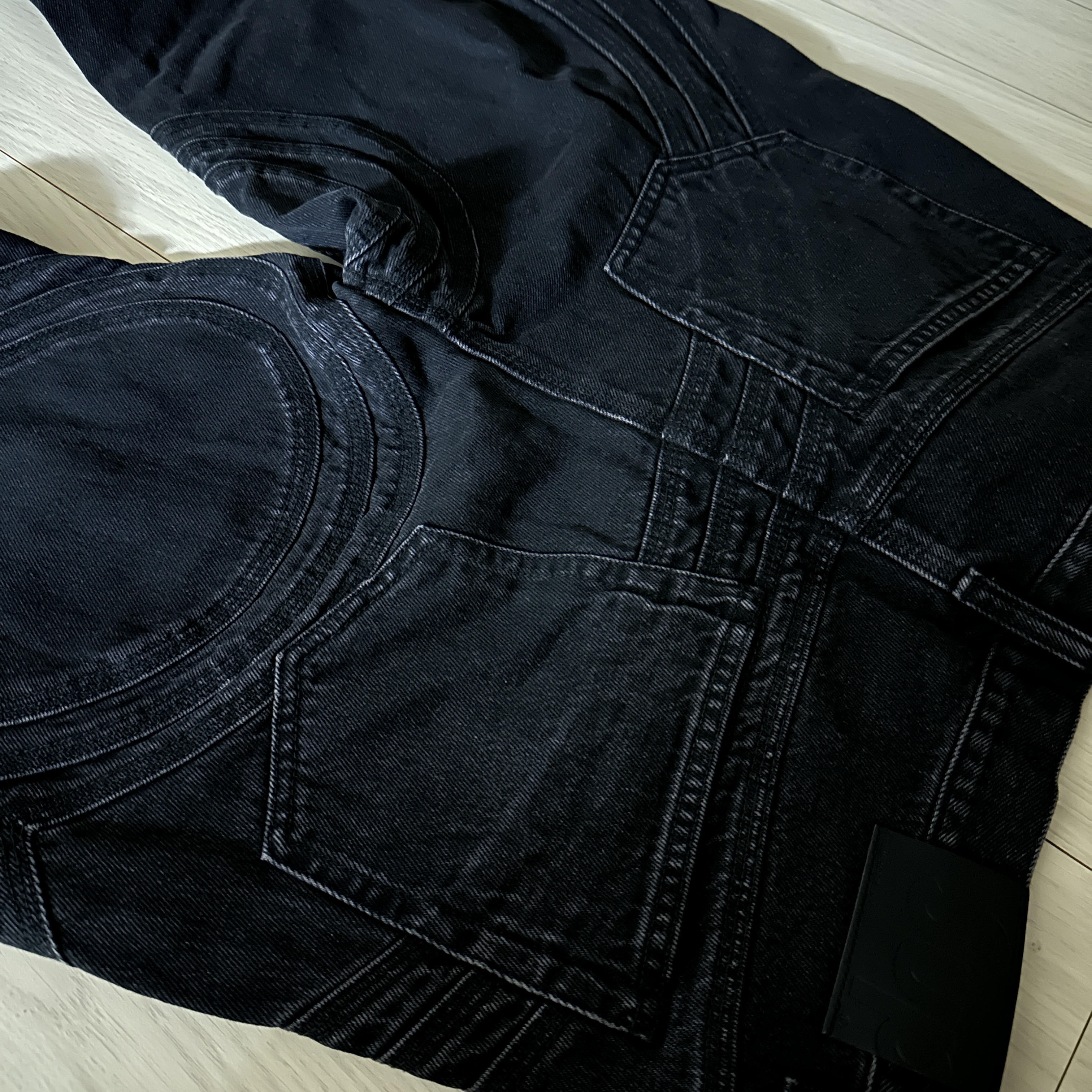 Supreme S Logo Loose Fit Jean Washed Black - 24SS 착용 스타일 - 2