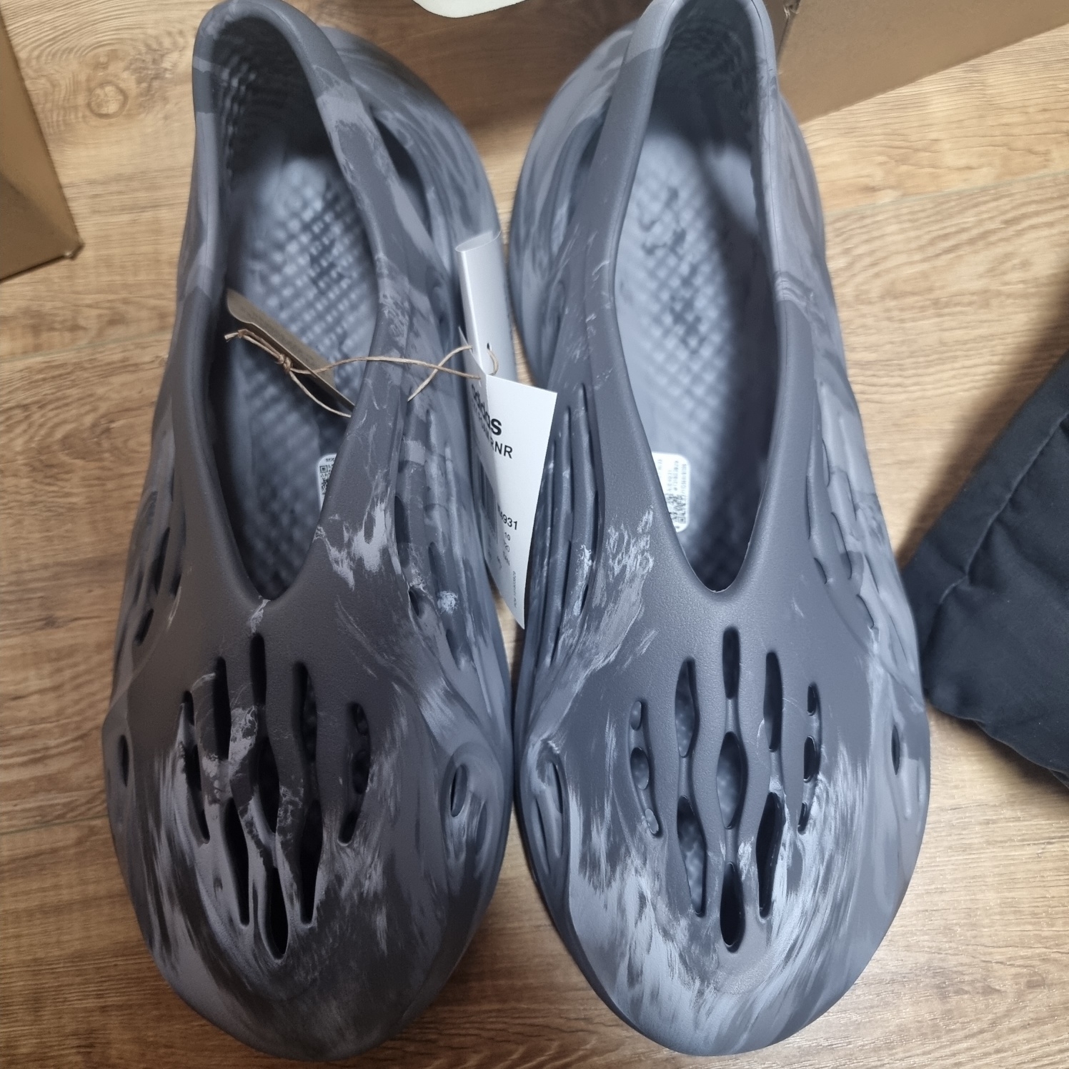 Adidas Yeezy Foam RNNR MX Granite 착용 스타일