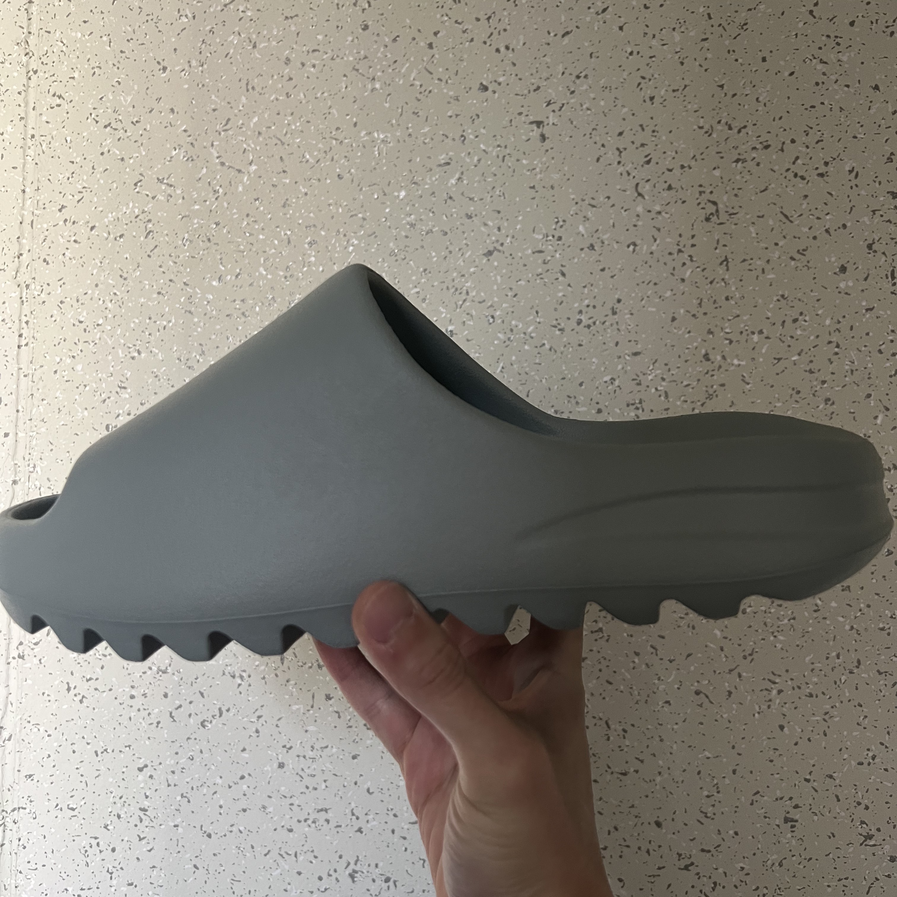 Adidas Yeezy Slide Salt 착용 스타일