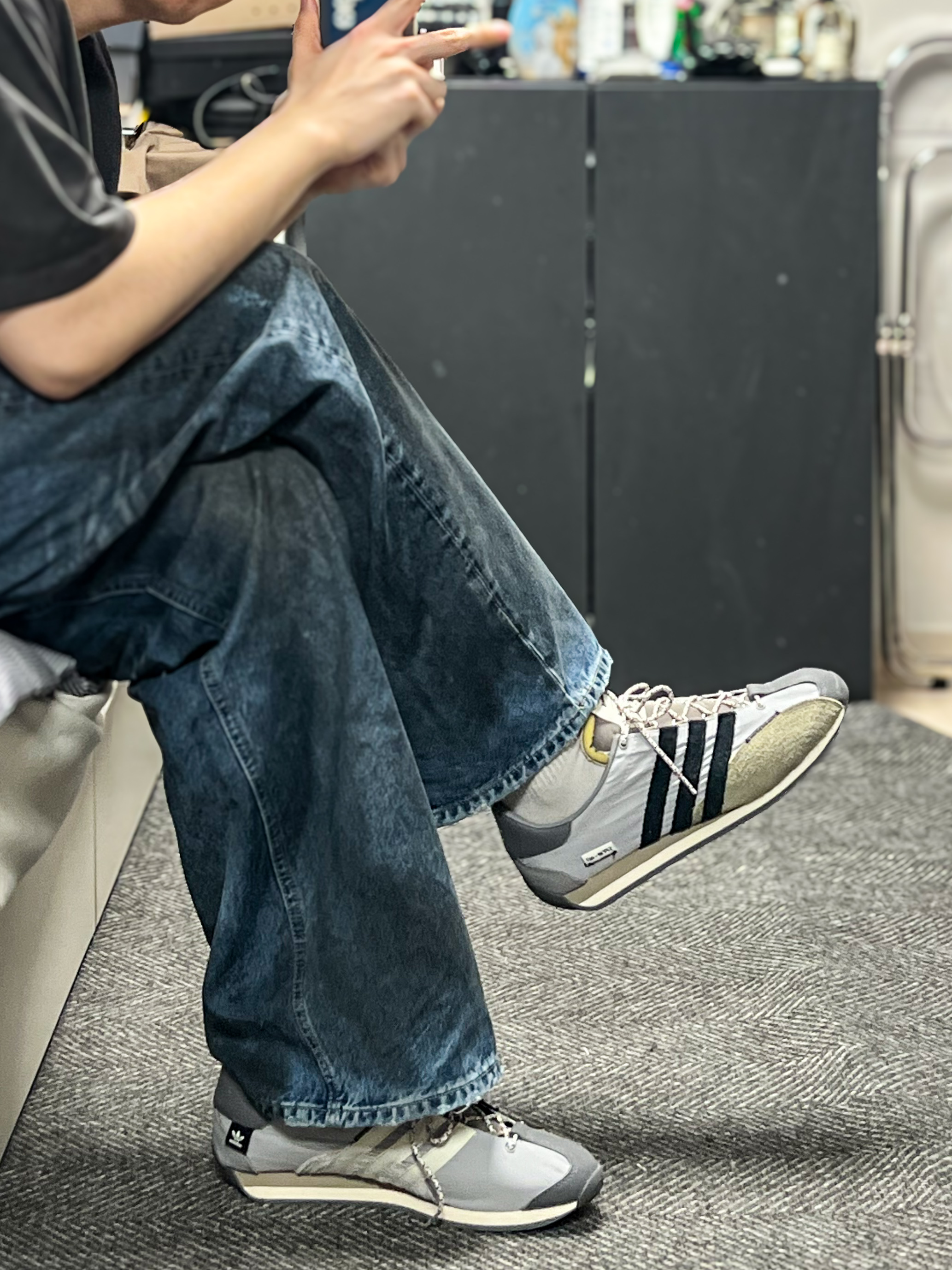 Adidas x Song for the Mute Country OG Grey Two Core Black 착용 스타일 - 2