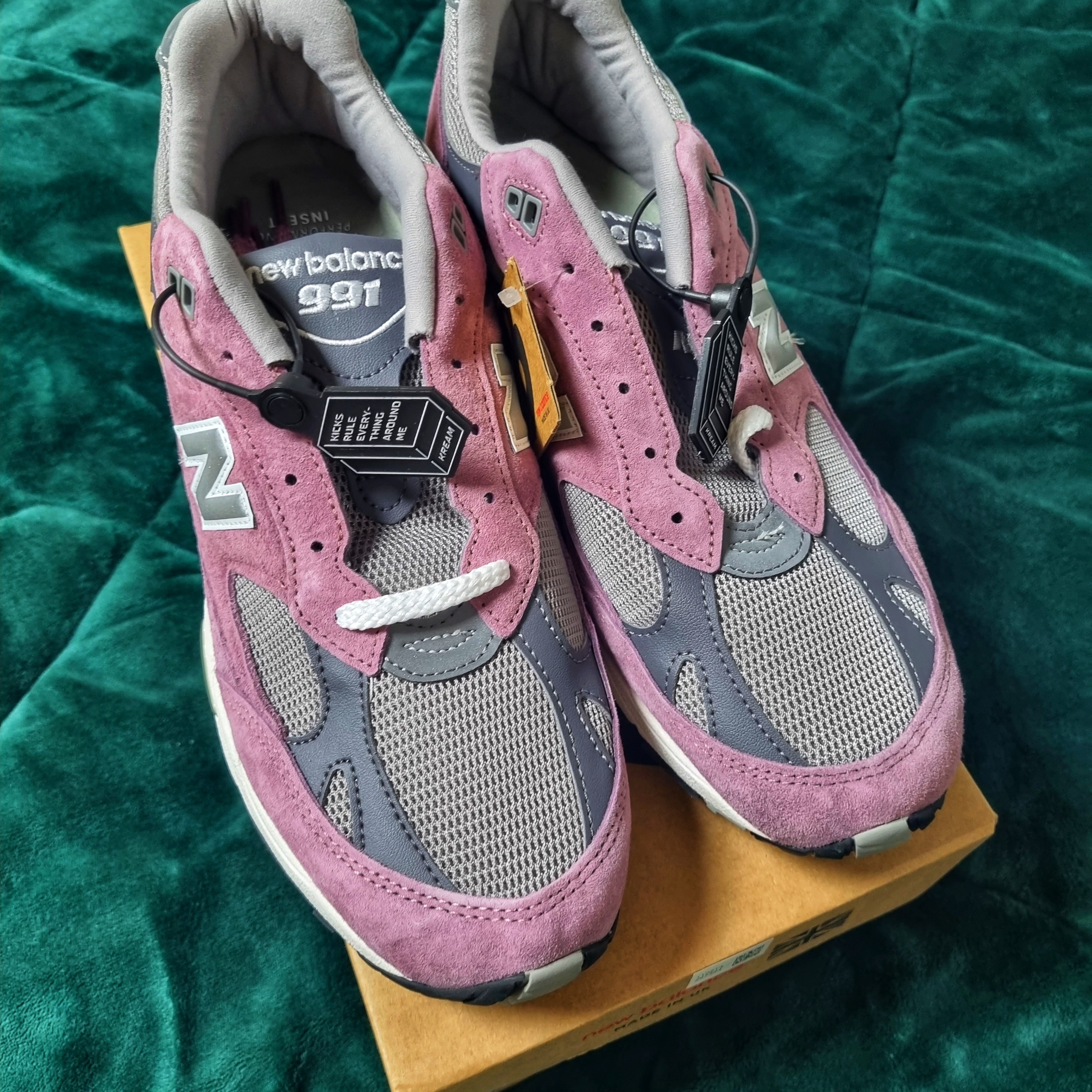New Balance 991 Made in UK Pink Grey 착용 스타일 - 2