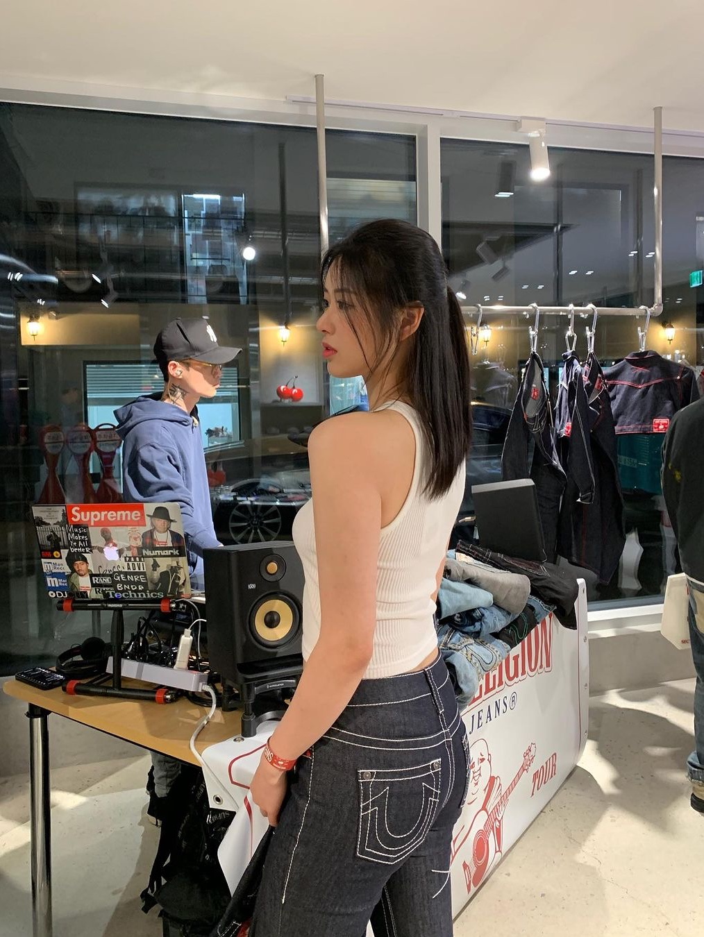 True Religion x KIRSH Stitch Point Denim Hunting Cap White Stitch, True Religion x KIRSH Crop Slim T-Shirt Ivory 착용 스타일 - 2