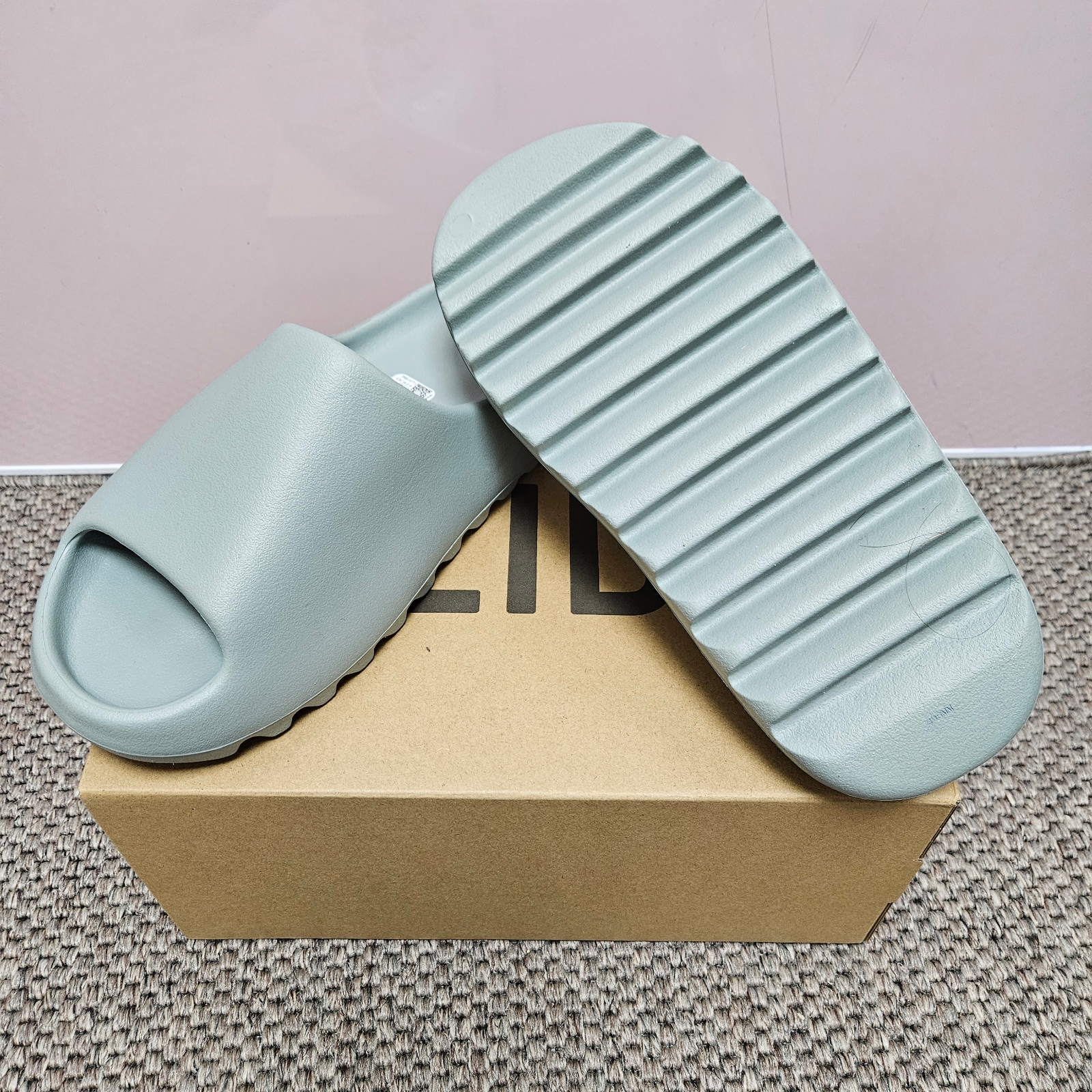 Adidas Yeezy Slide Salt 착용 스타일 - 3