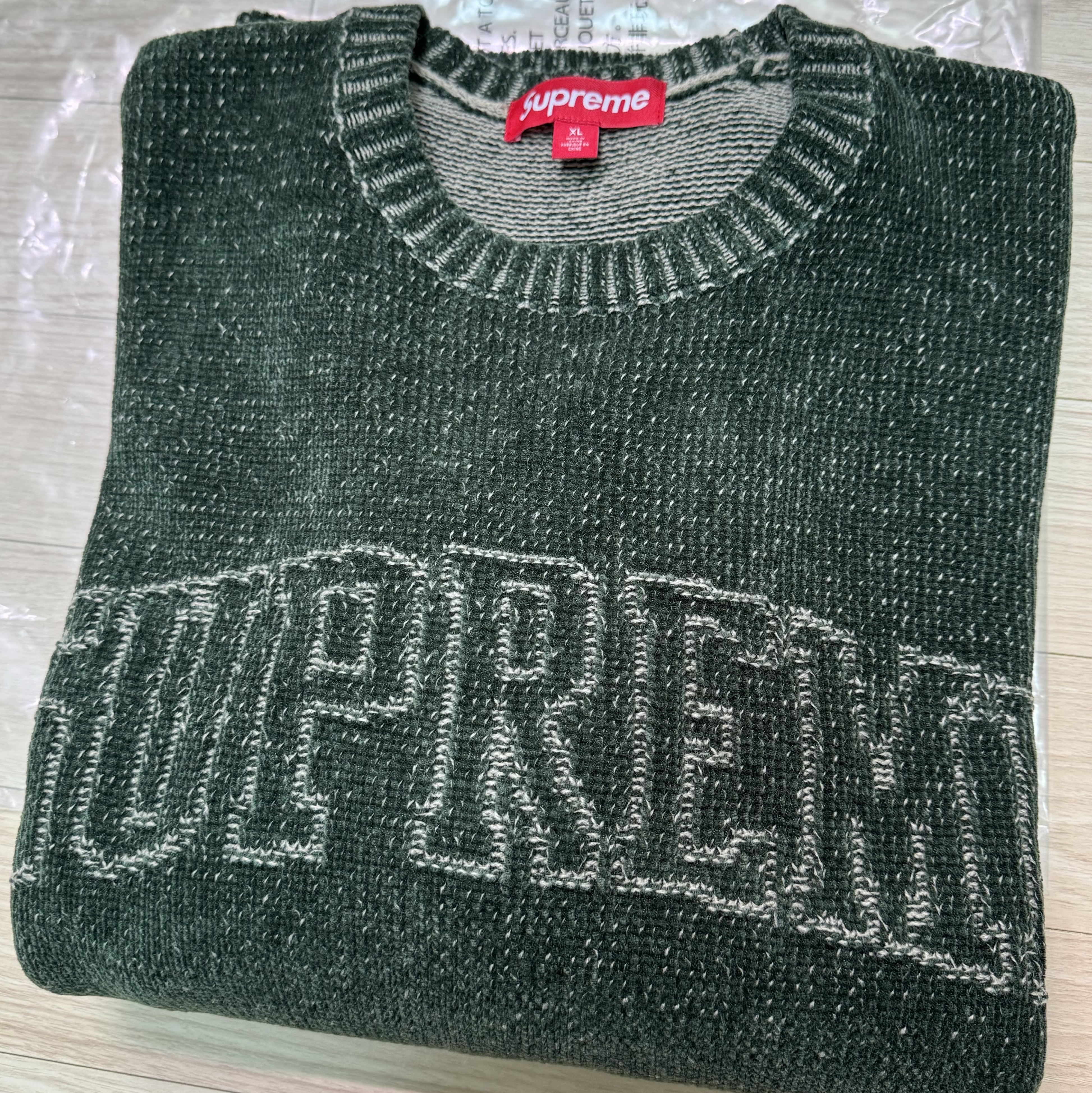 Supreme Contrast Arc Sweater Olive - 24SS 착용 스타일