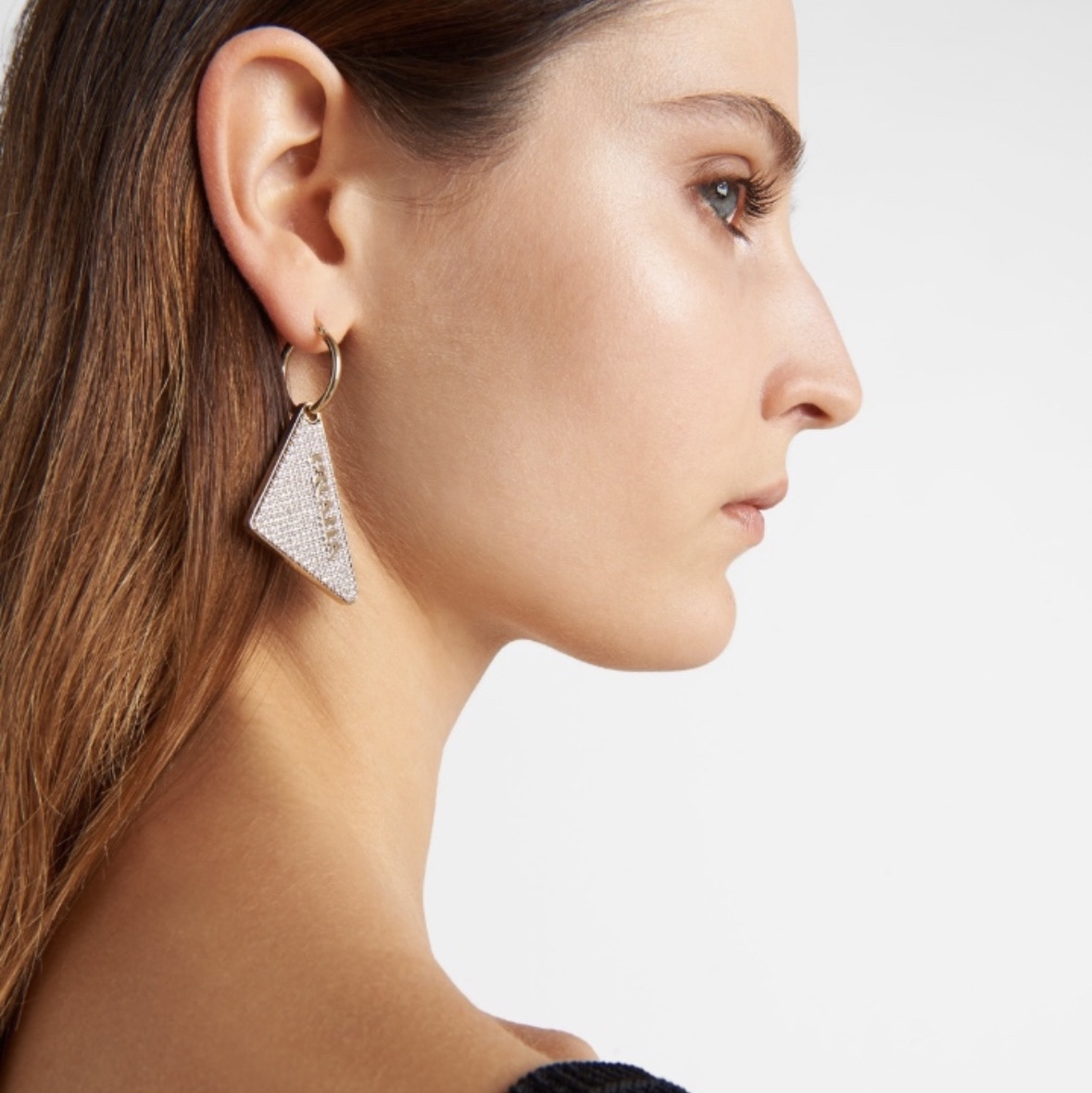 (W) Prada Crystal Logo Jewels Right Earring Gold Crystal 착용 스타일