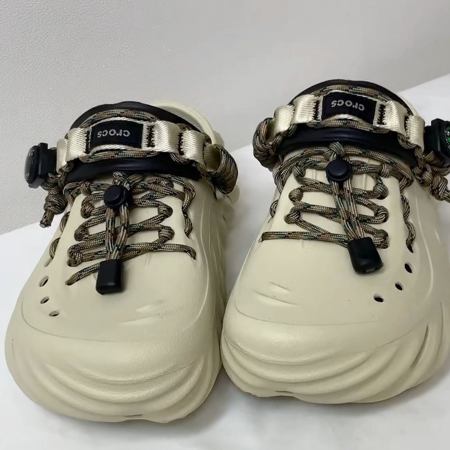 Crocs Echo Clog Bone Black 착용 스타일 - 4