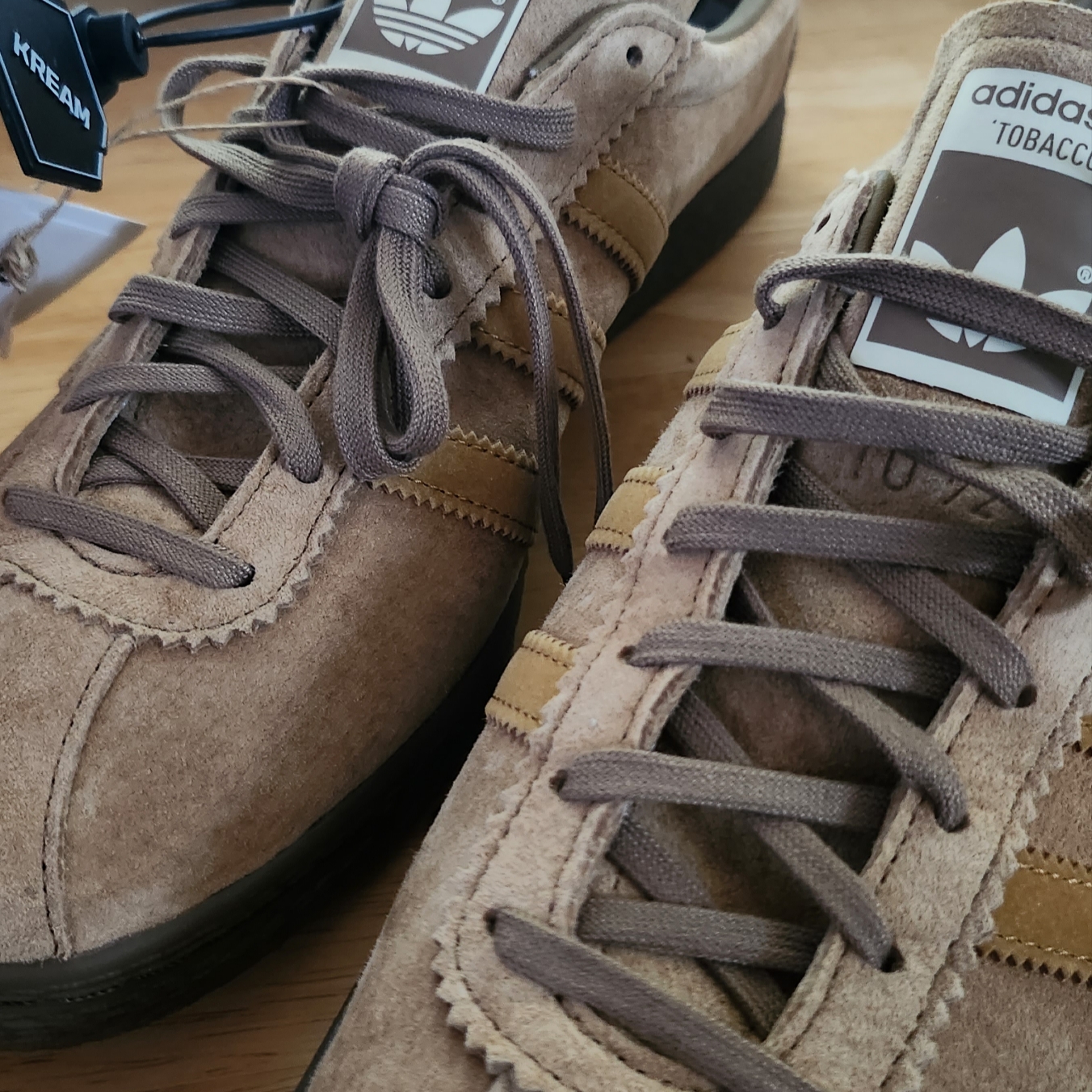 Adidas Tobacco Pantone Mesa 착용 스타일 - 1