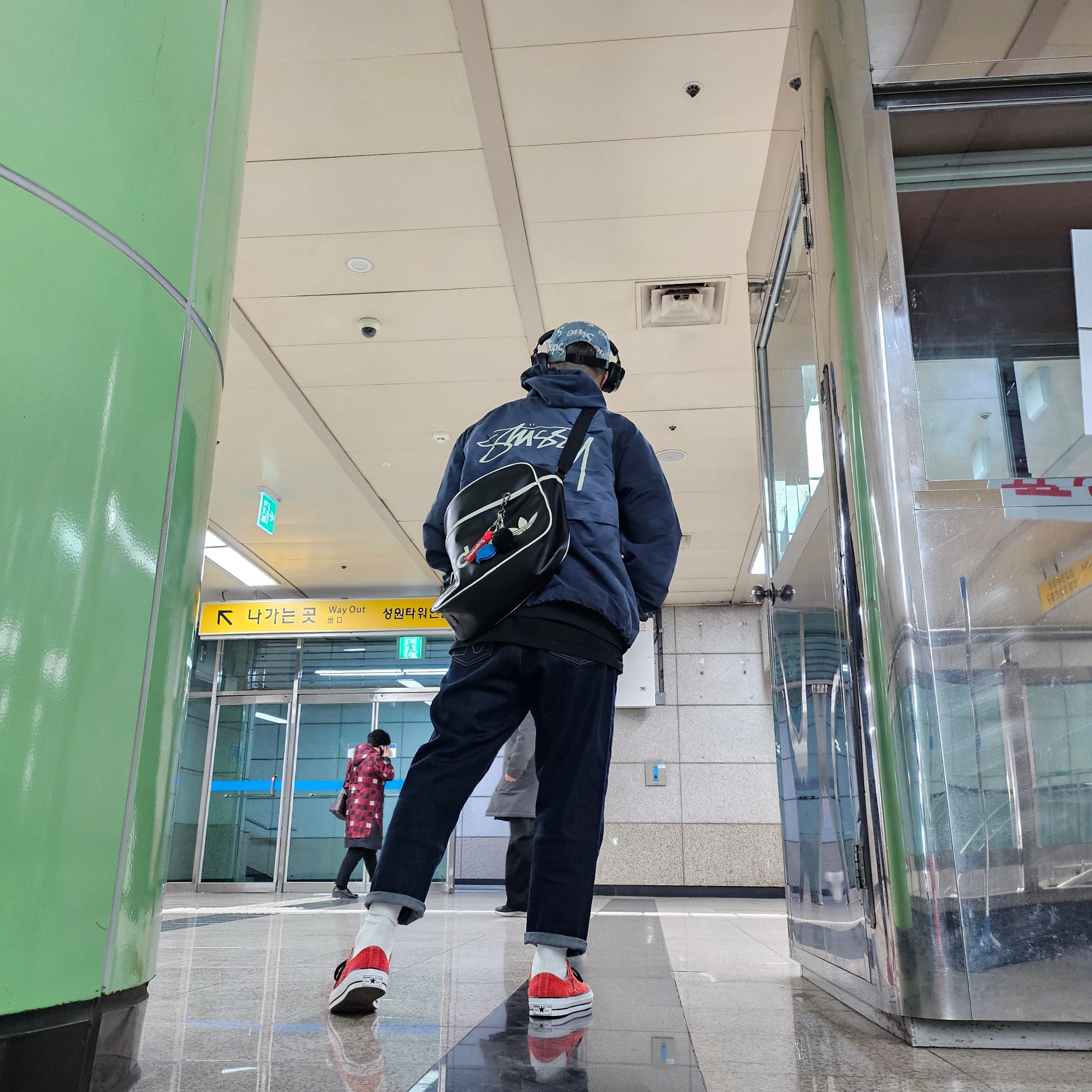 Stussy Wave Dye Beach Shell Jacket Navy, Supreme Frayed Logos Denim Camp Cap Blue - 21SS 착용 스타일 - 3
