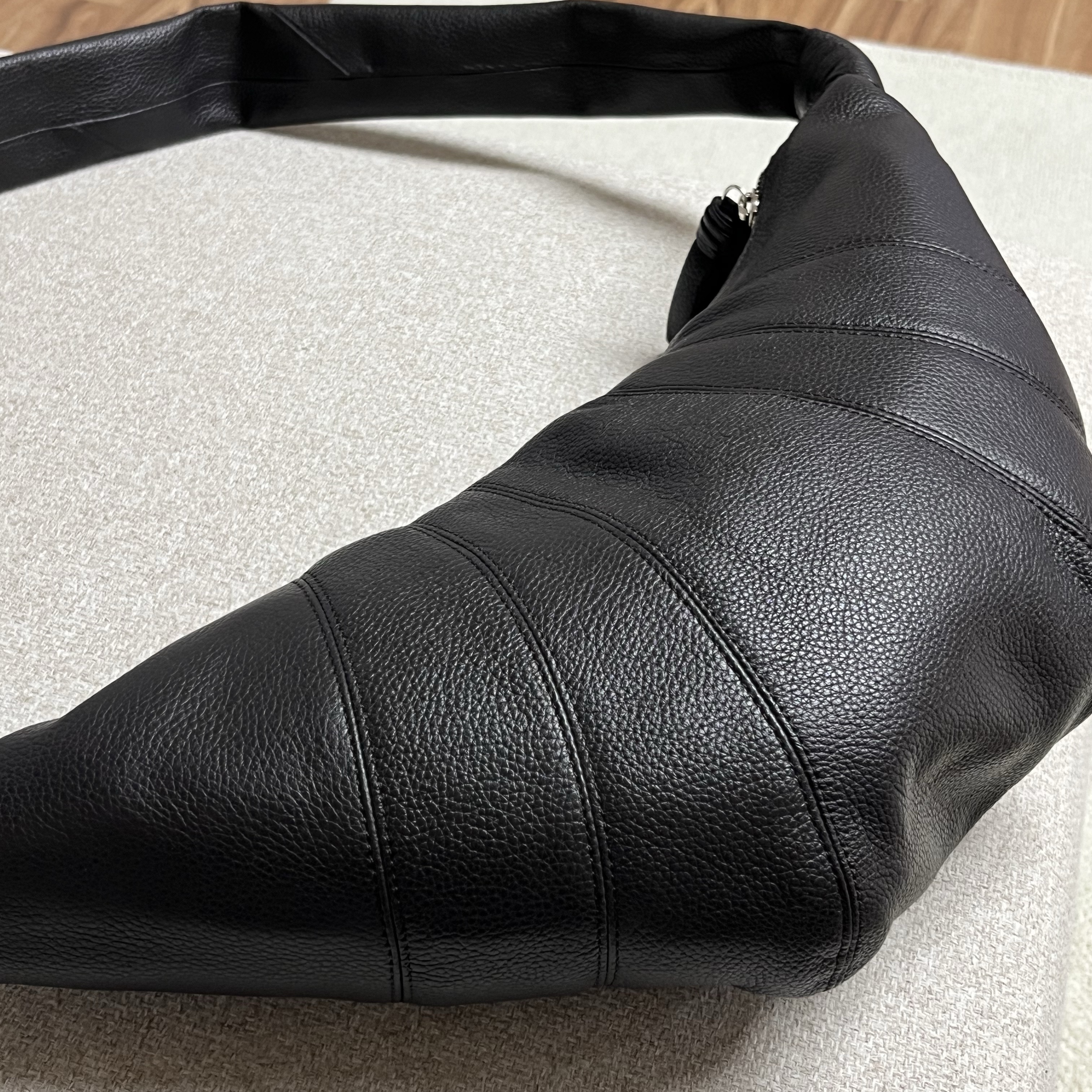 Lemaire Medium Croissant Bag Soft Grained Leather Dark Chocolate 착용 스타일 - 3