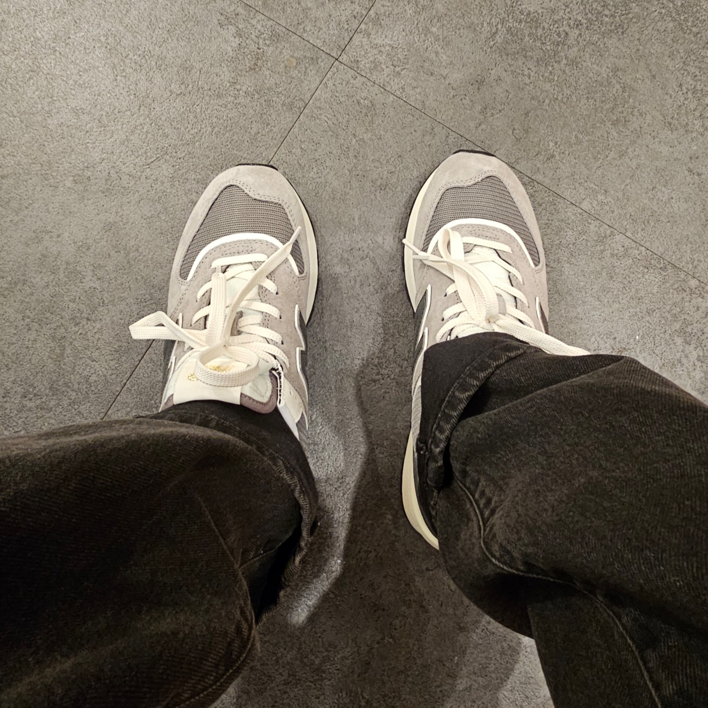 New Balance 574 Legacy Grey 착용 스타일 - 1