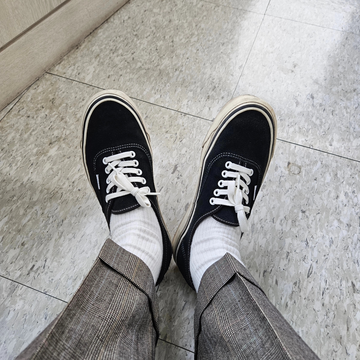 Vans Authentic 44 DX Anaheim Factory Black, Rolex Submariner 41mm 124060 Black Oyster 착용 스타일 - 5