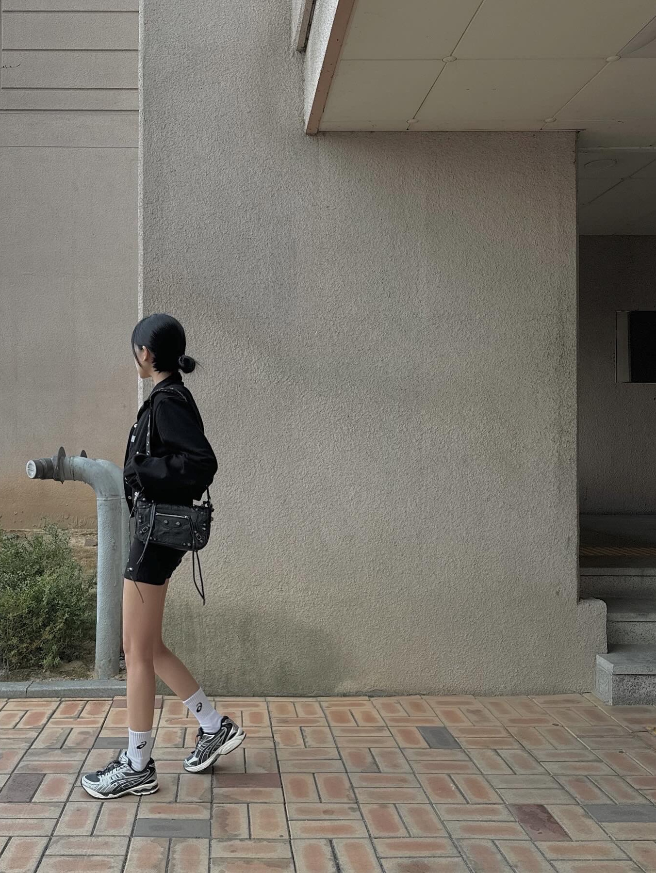 Balenciaga Le Cagole XS Flap Bag in Arena Lambskin Black, (W) Bohemian Seoul 001 Bomber Jacket Black (23 Ver.) 착용 스타일 - 3