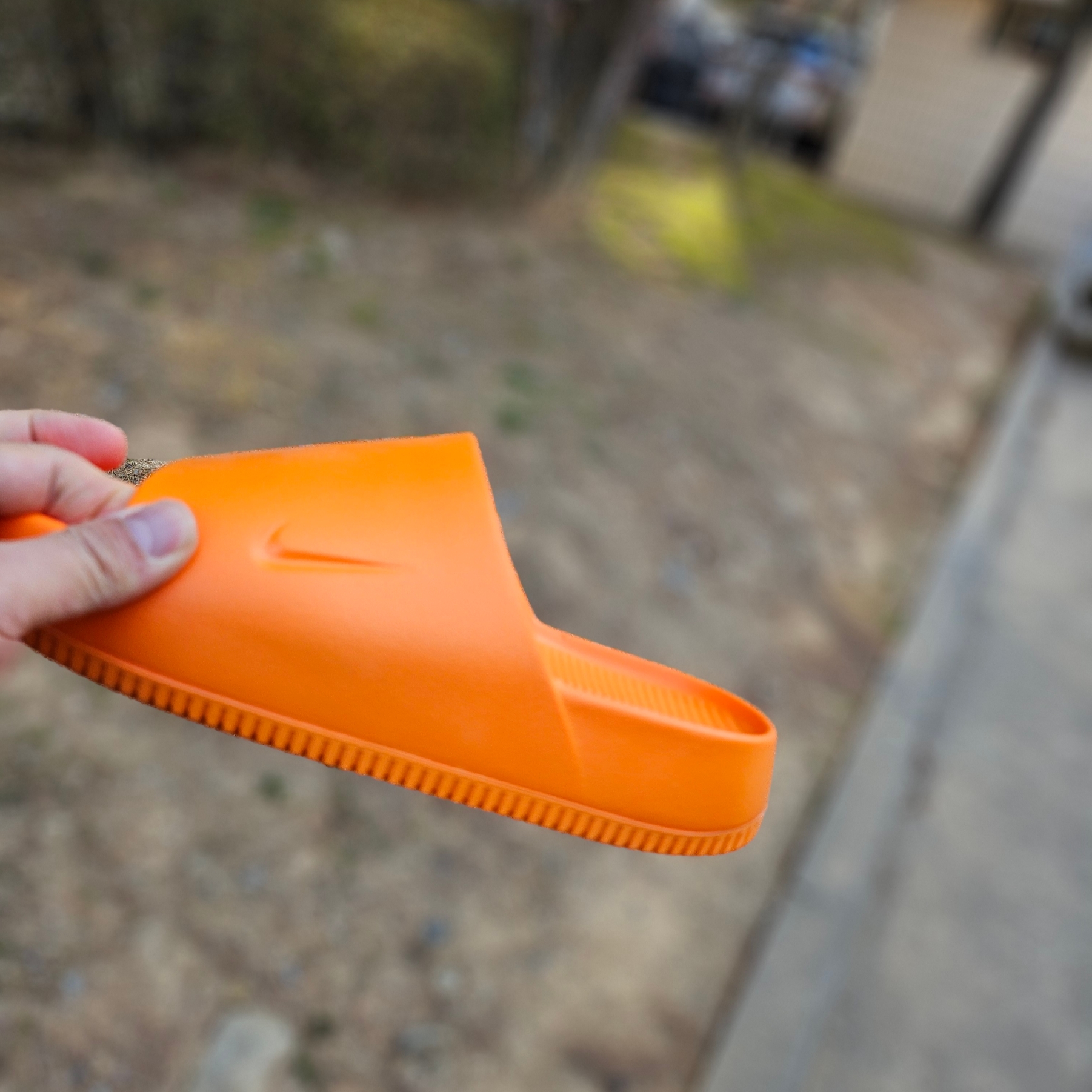 Nike Calm Slide Bright Mandarin 착용 스타일