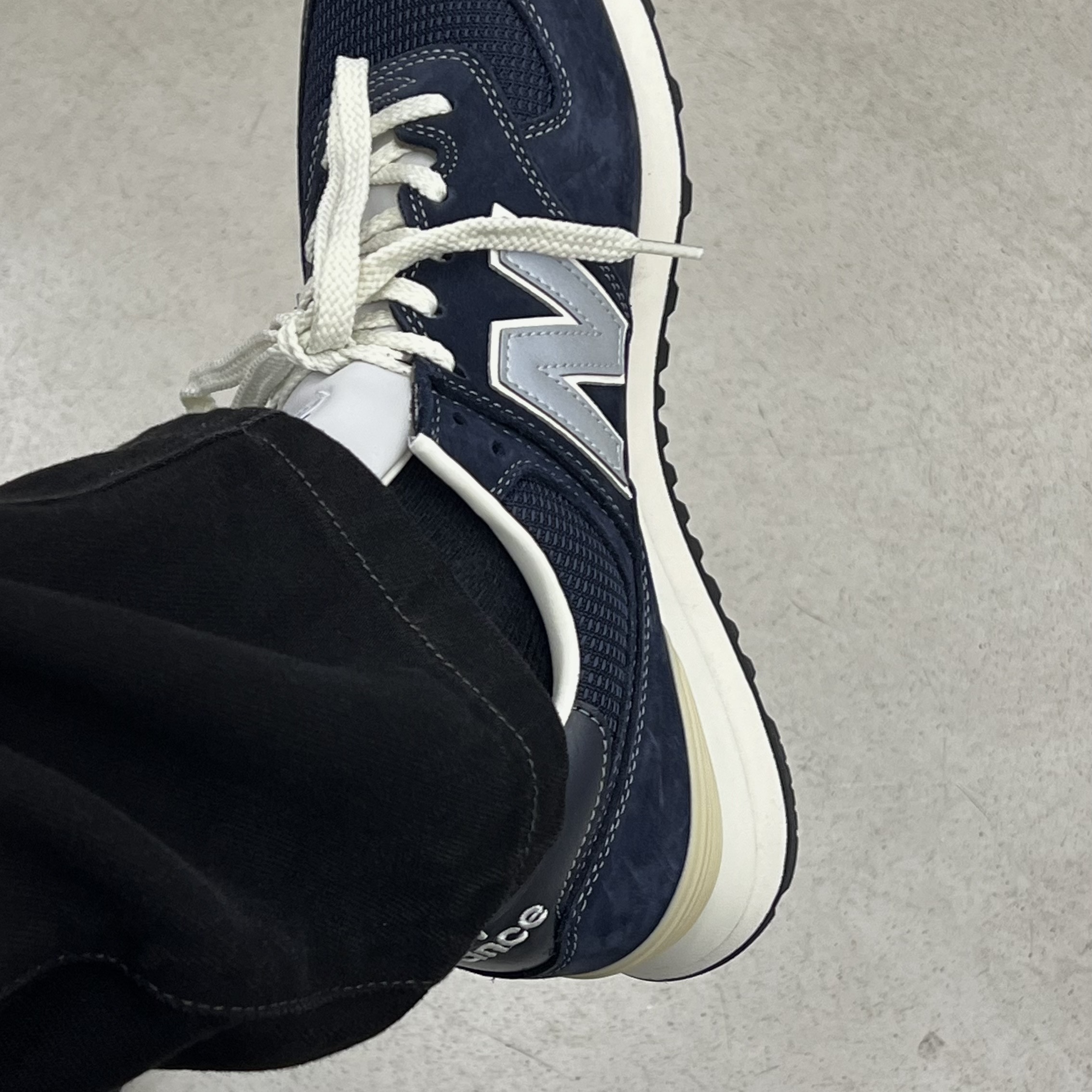 New Balance x Pottery 574 Premium Hard Navy 착용 스타일