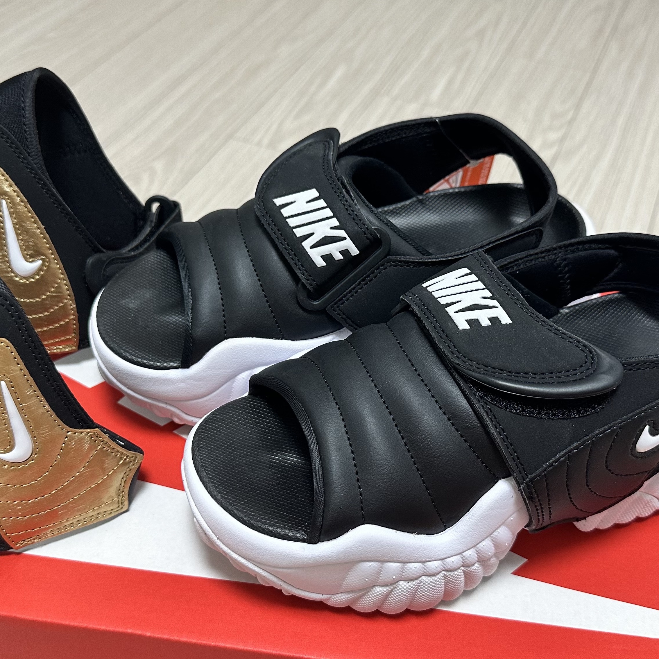 (W) Nike Adjust Force Sandal Black and White 착용 스타일 - 1