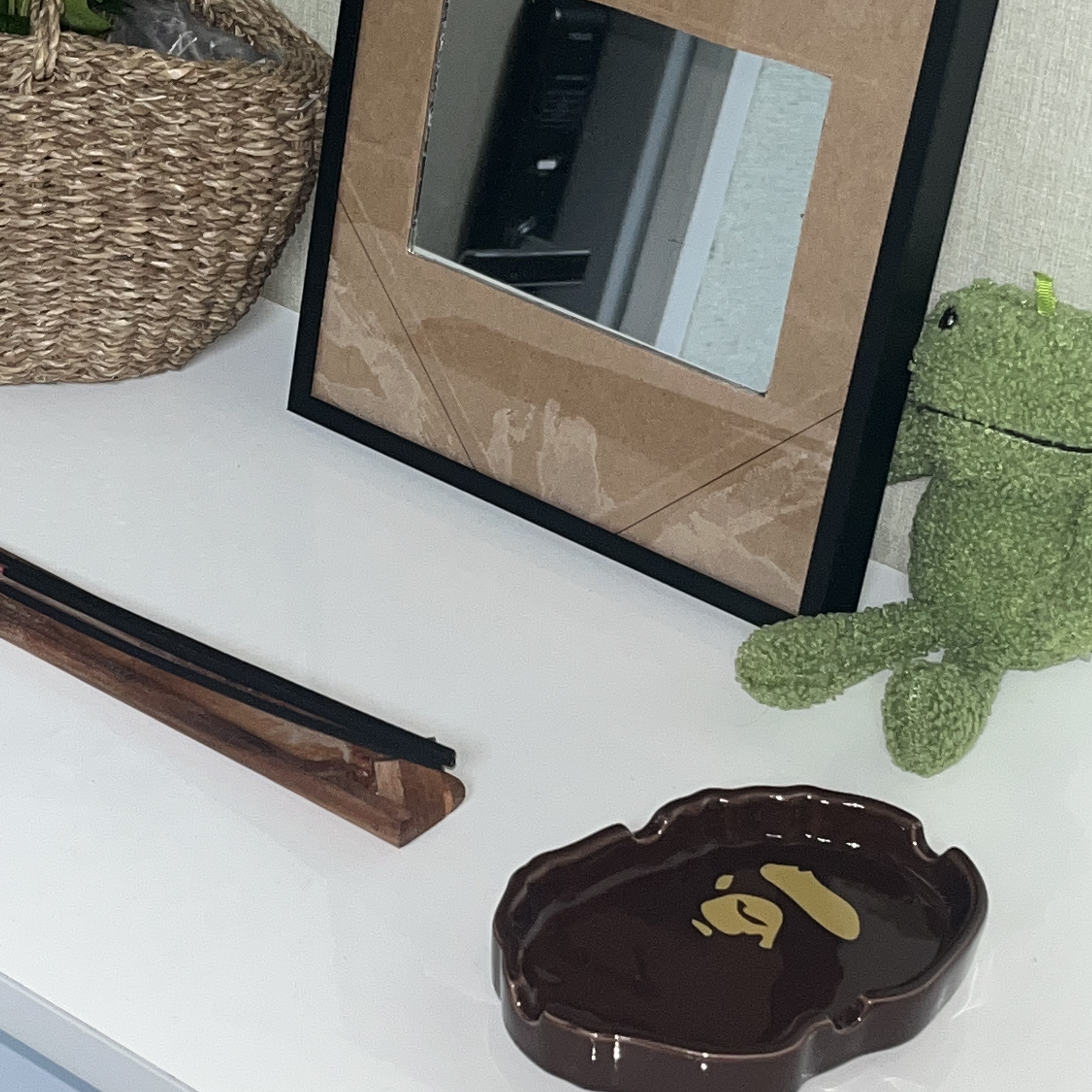 BAPE Ape Head Ashtray M Brown 착용 스타일