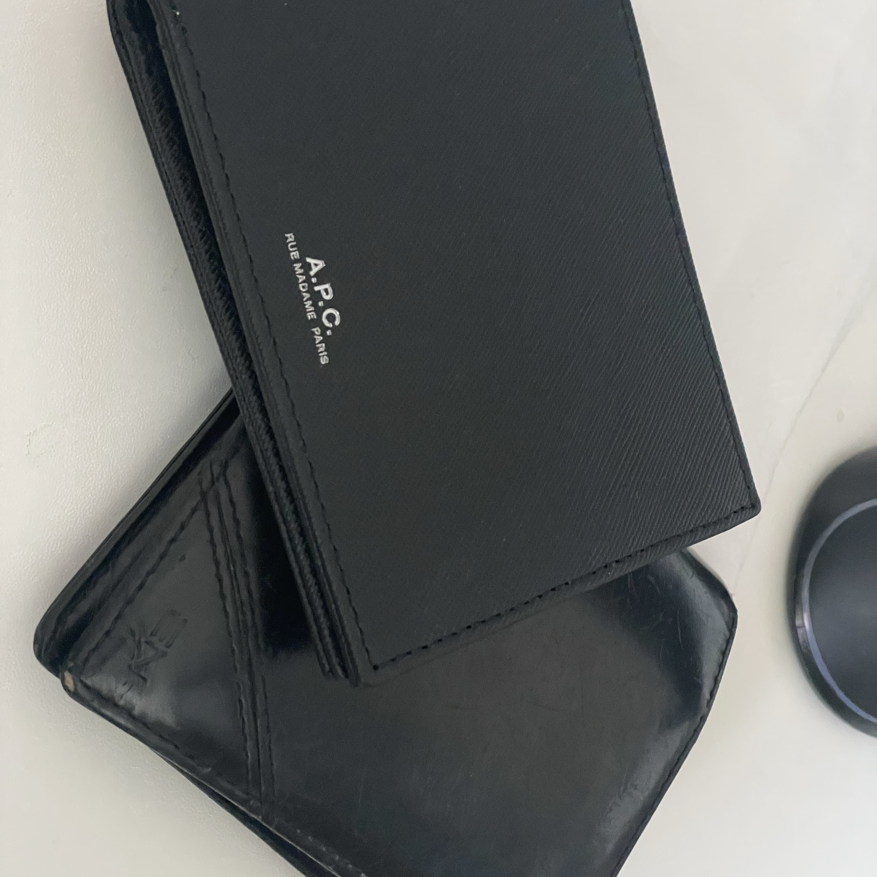 A.P.C. Aly Wallet Black 착용 스타일