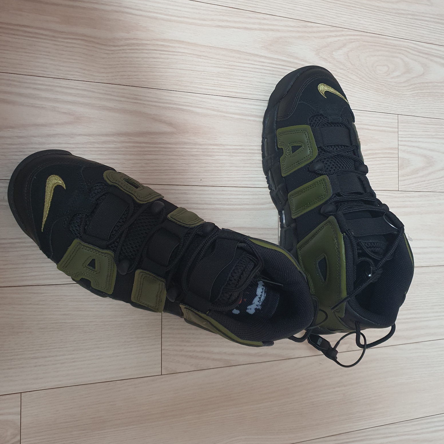 Nike Air More Uptempo 96 Rough Green 착용 스타일 - 3