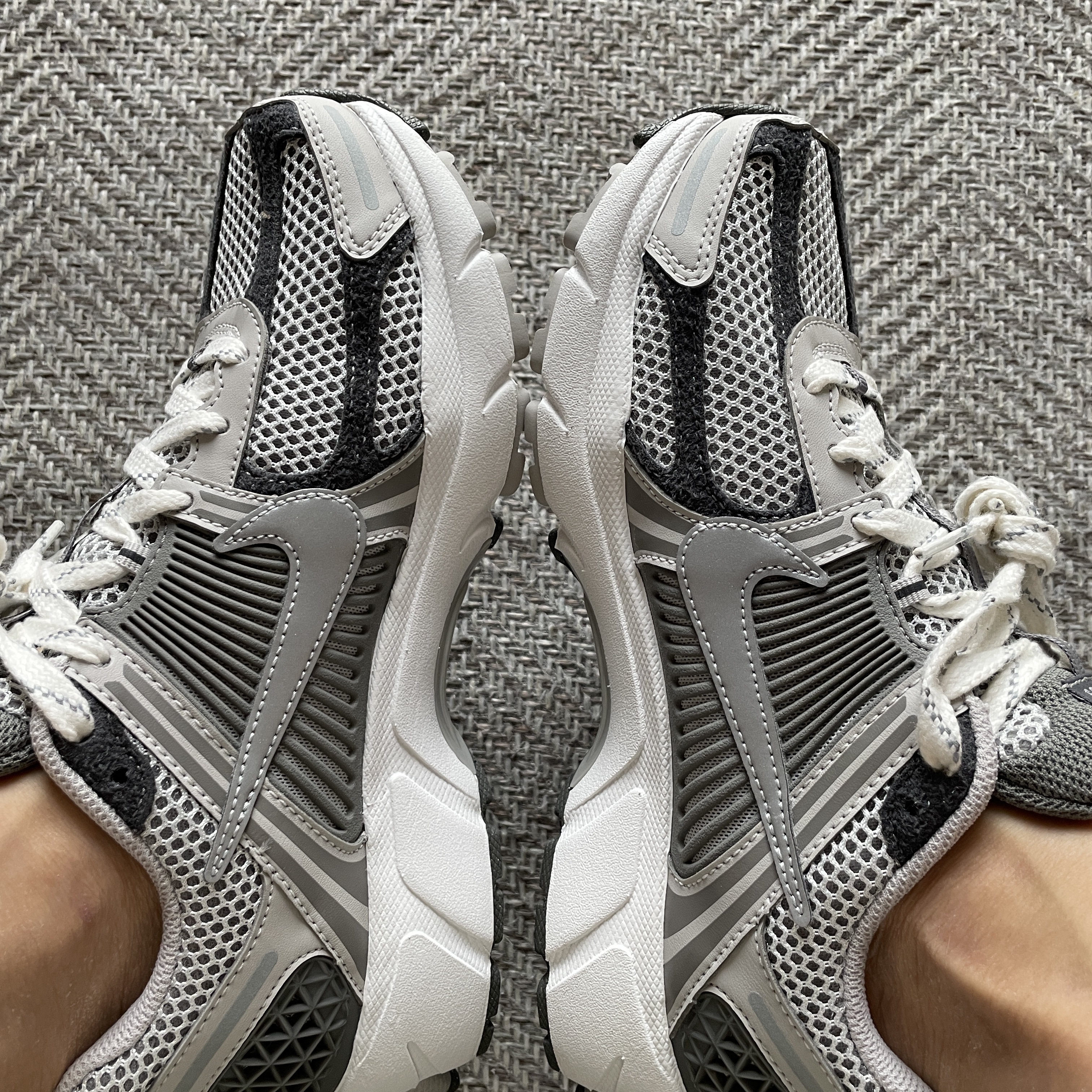 Nike Zoom Vomero 5 PRM Light Iron Ore and Flat Fewter 착용 스타일