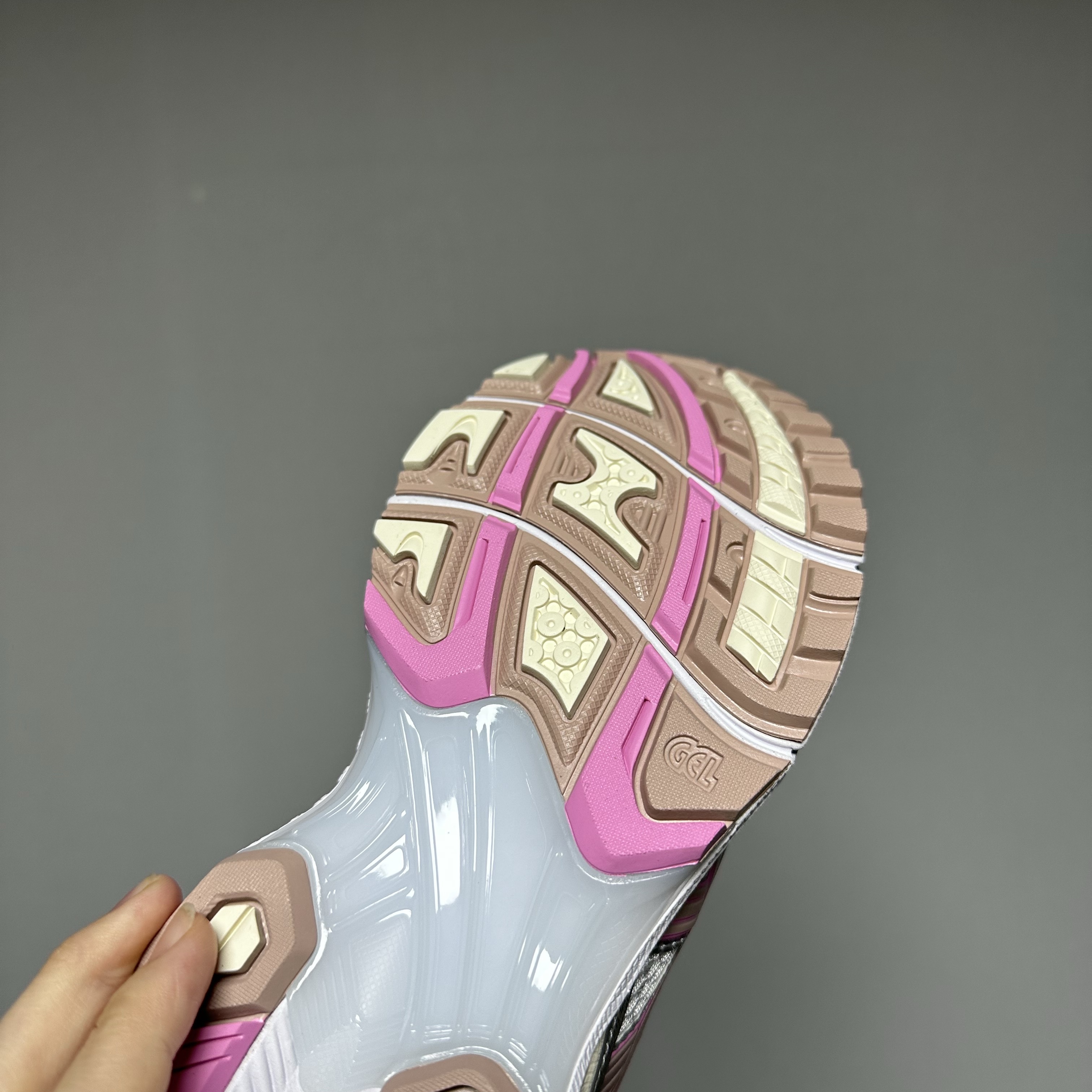 Asics Unlimited Gel-Kayano 14 White Fawn 착용 스타일 - 4