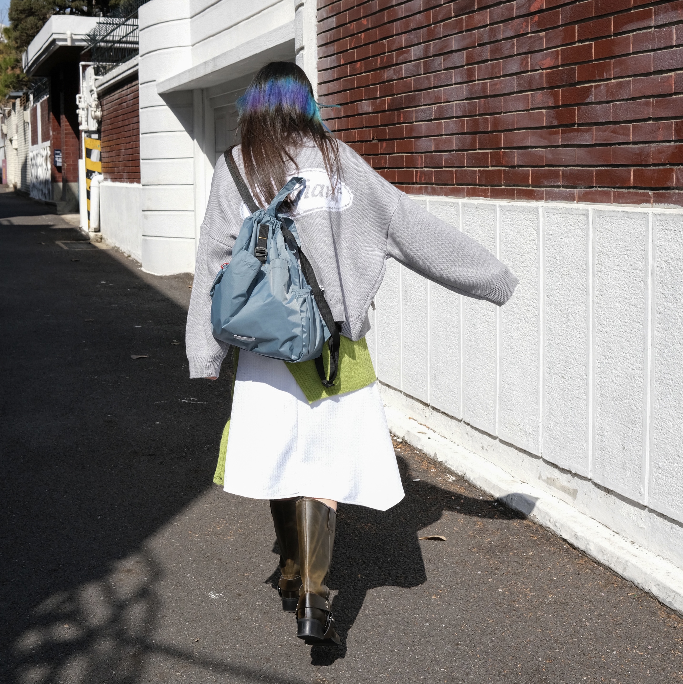 RAWROW Travel String Backpack Mini 720 Sage Blue 착용 스타일 - 1