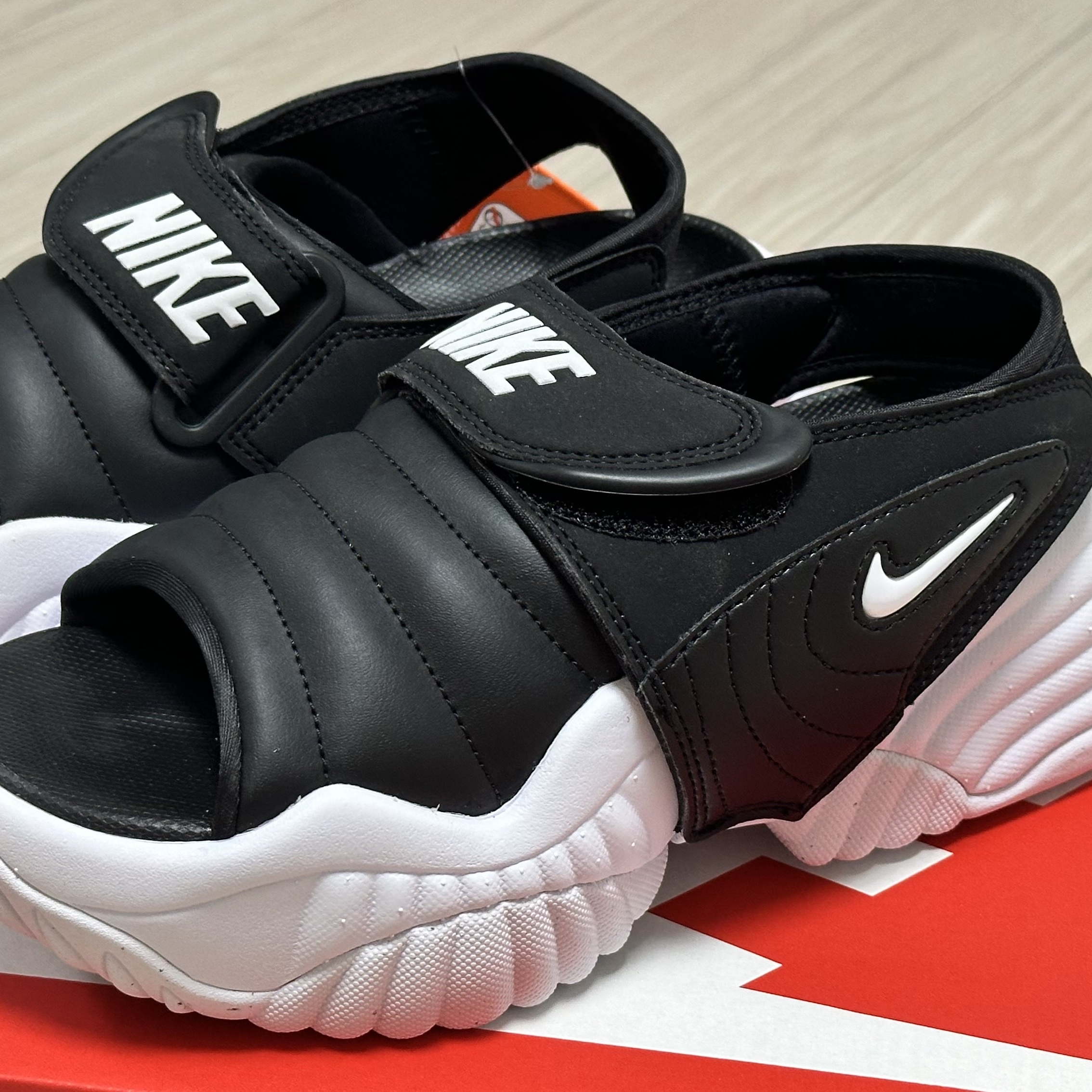 (W) Nike Adjust Force Sandal Black and White 착용 스타일 - 2