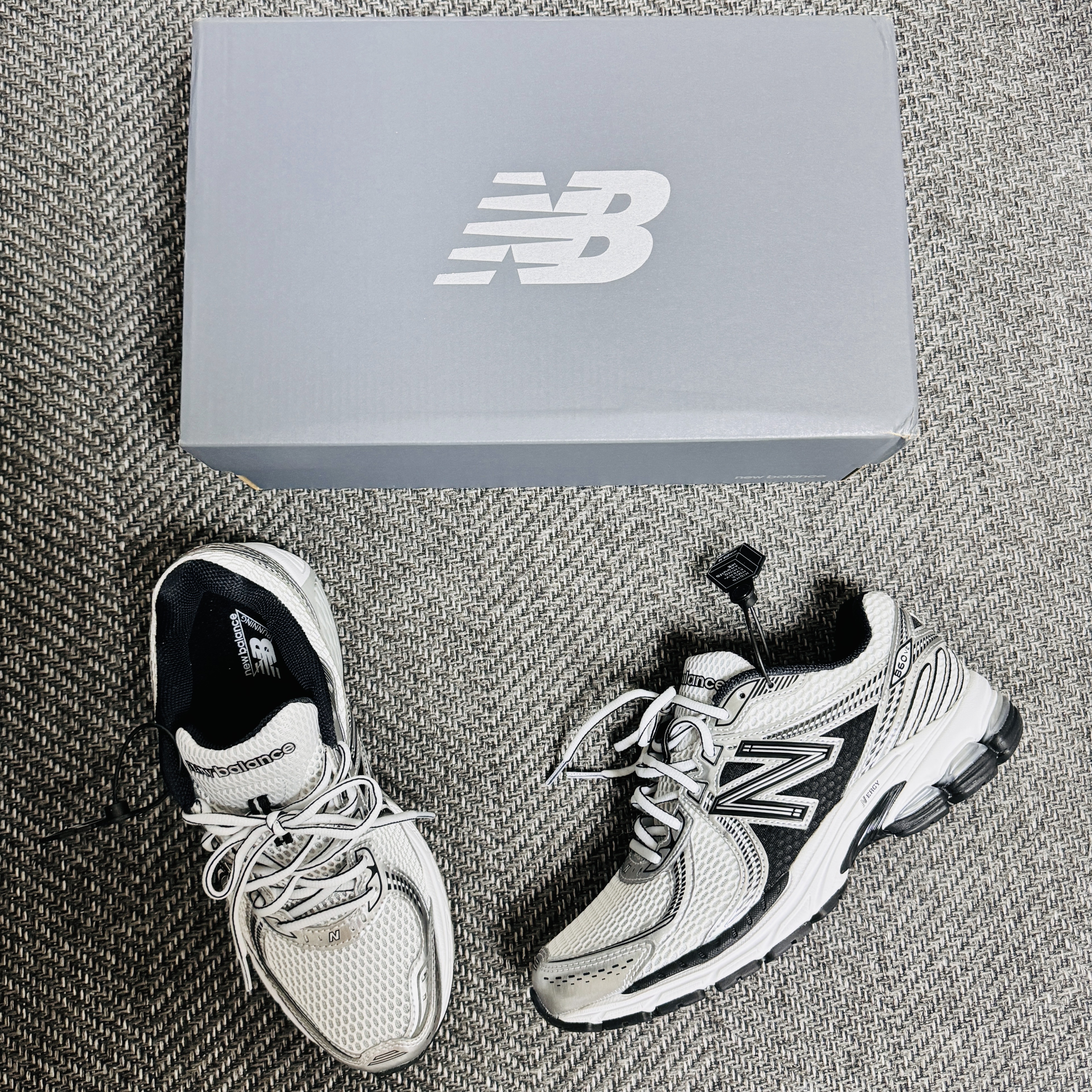 New Balance 860v2 White Black 착용 스타일