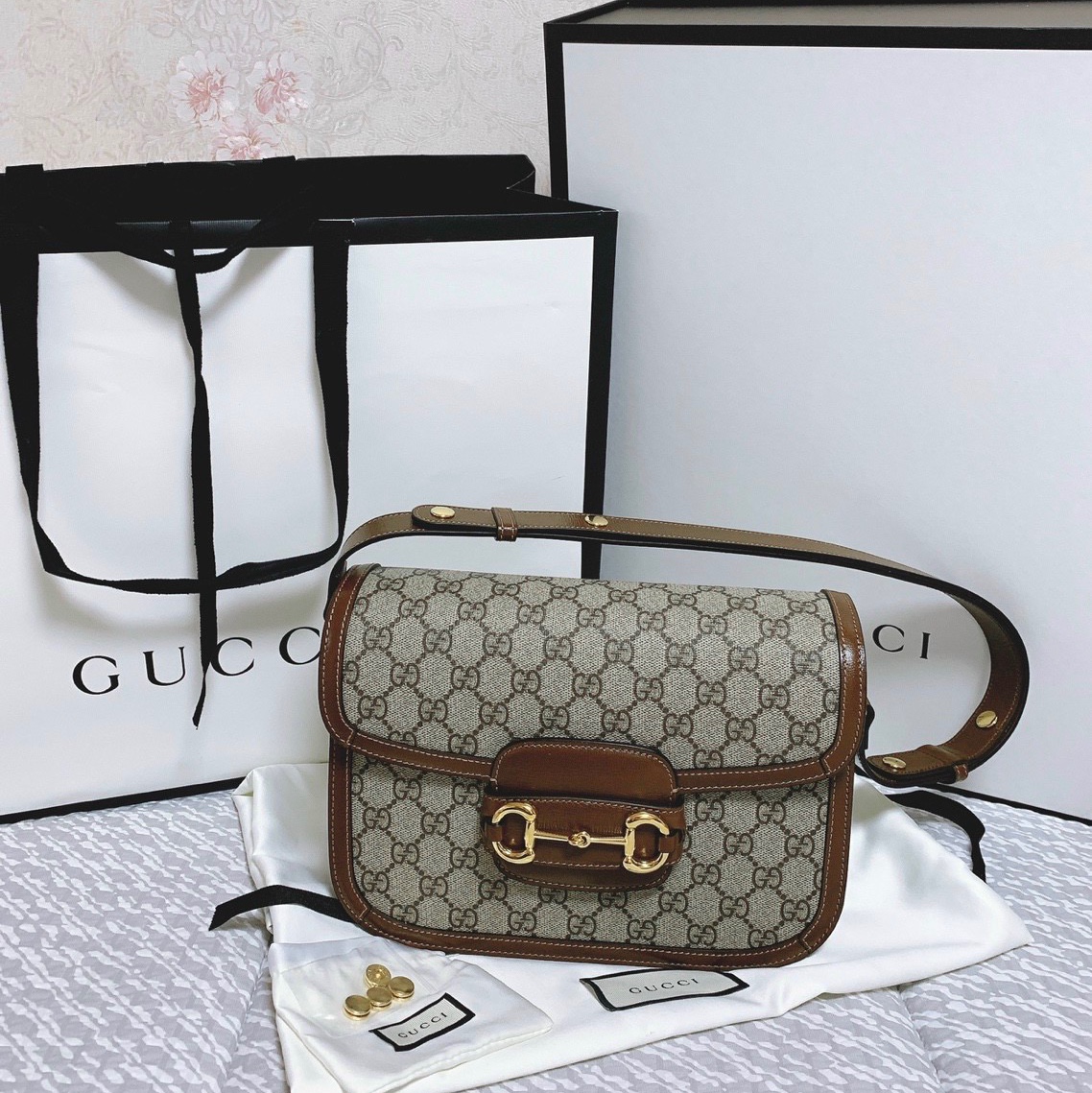 Gucci Horsebit 1955 Shoulder Bag Beige Ebony 착용 스타일 - 2