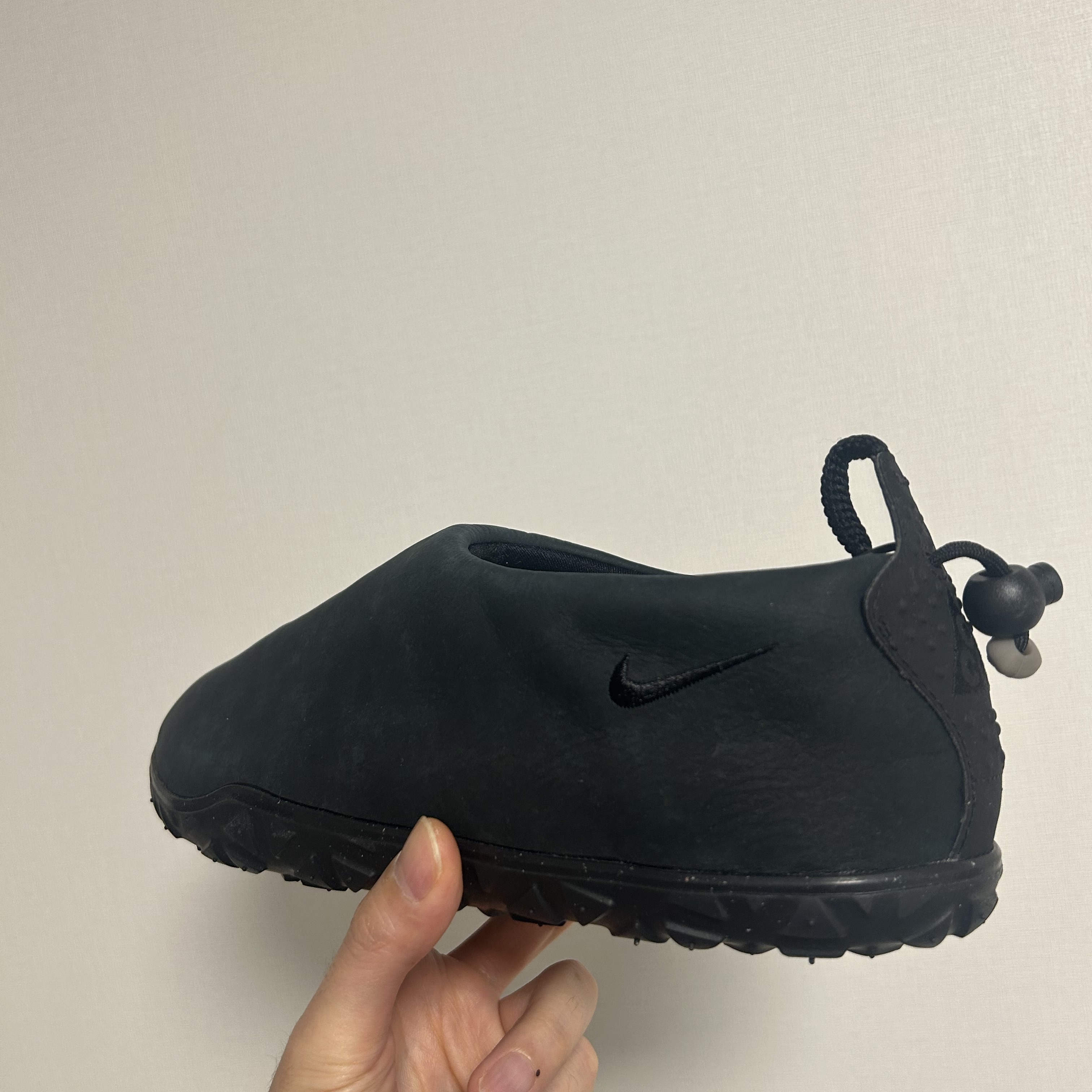 Nike ACG Moc PRM Black Leather 착용 스타일