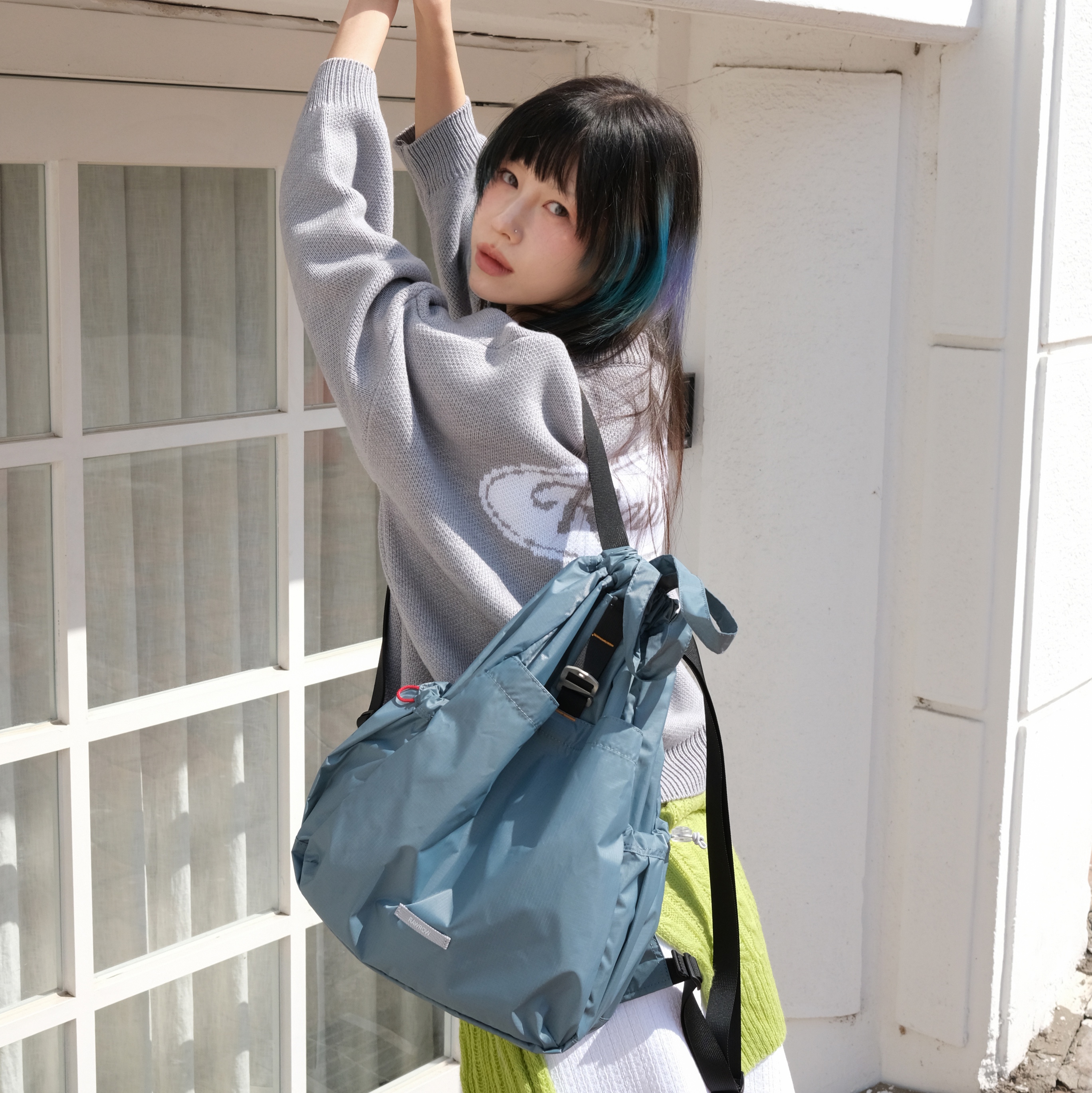 RAWROW Travel String Backpack Mini 720 Sage Blue 착용 스타일 - 7