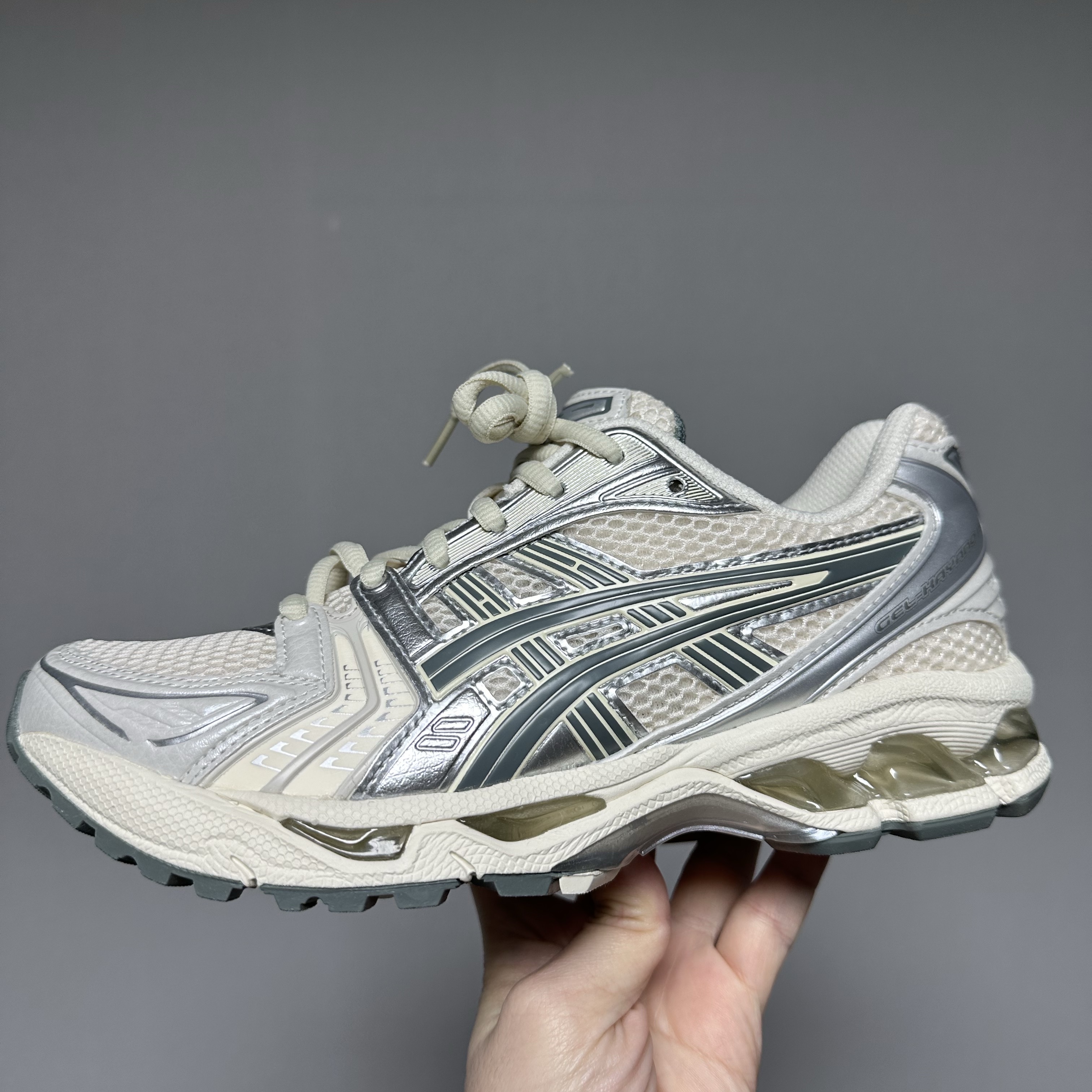 Asics Gel-Kayano 14 Birch Dark Pewter 착용 스타일 - 1