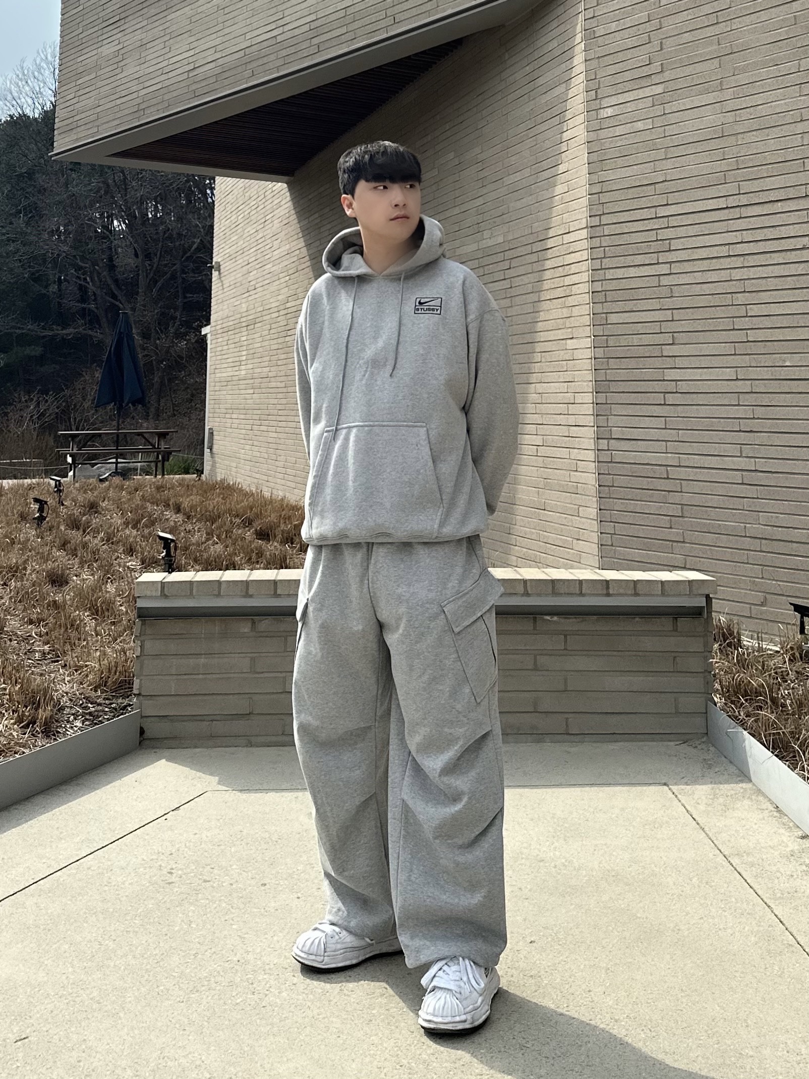 Maison Mihara Yasuhiro Blakey OG Sole Canvas Low-top Sneakers White, Nike x Stussy NRG RA Pullover Hoodie Dark Grey Heather (DJ9488-063) 착용 스타일 - 1