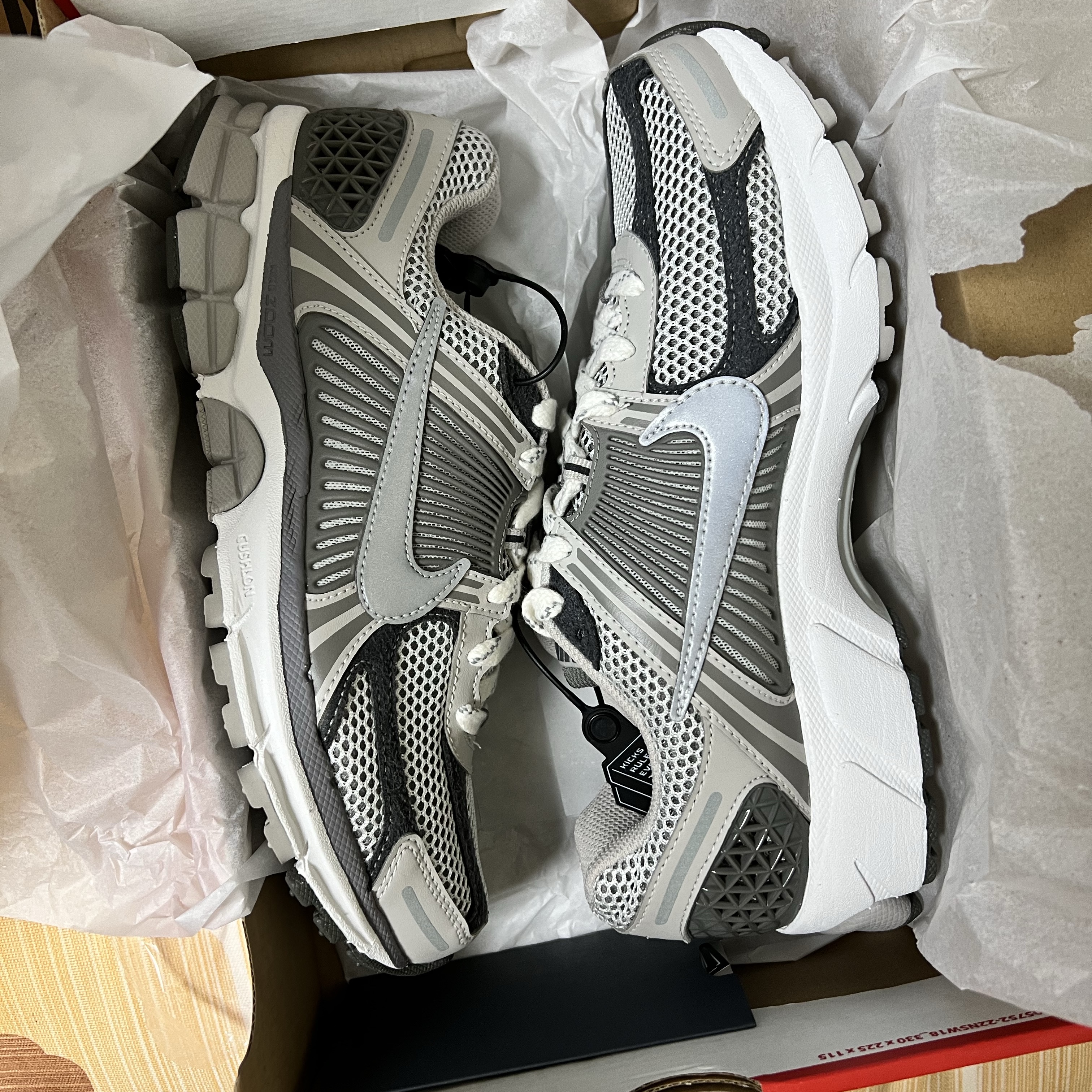 Nike Zoom Vomero 5 PRM Light Iron Ore and Flat Fewter 착용 스타일