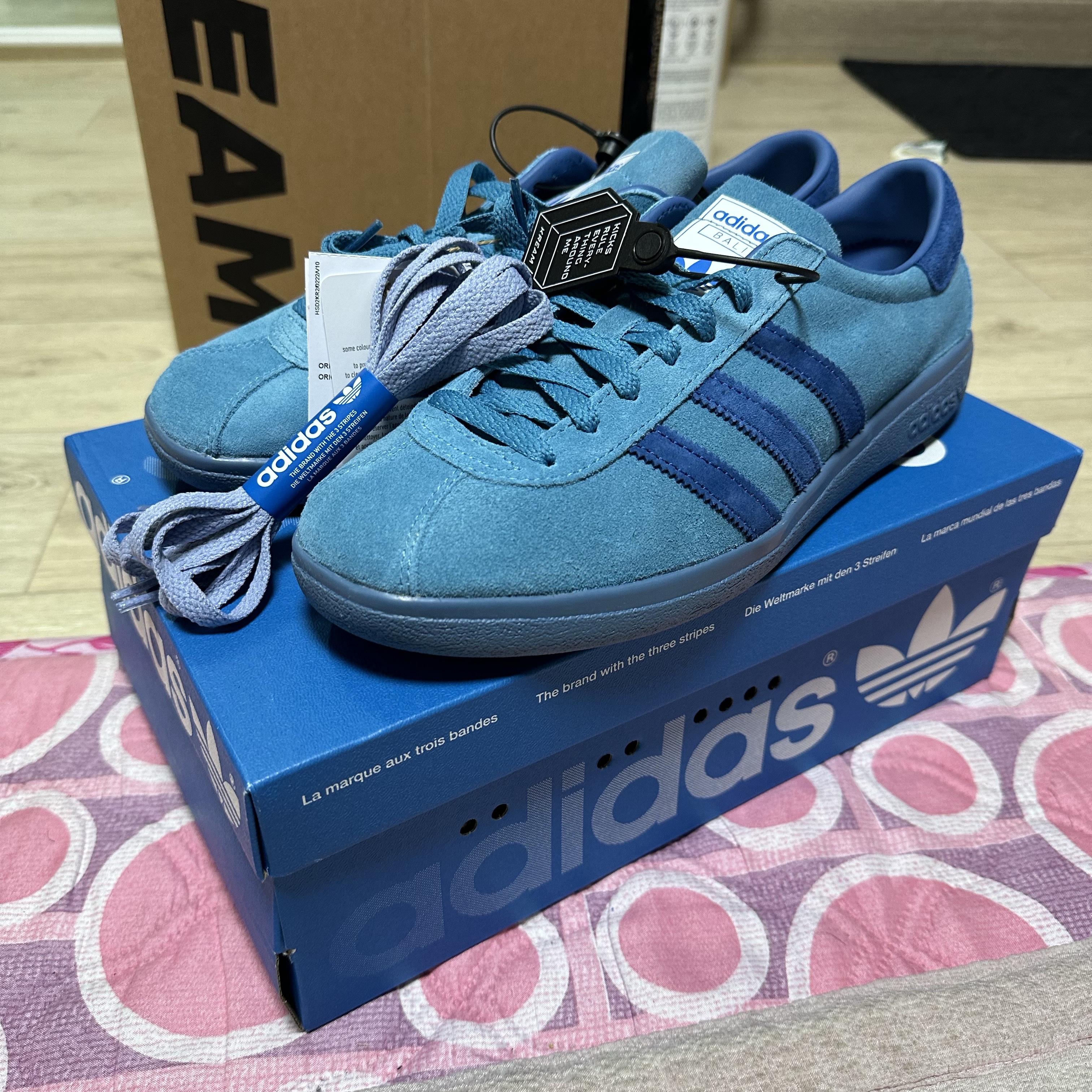 Adidas Bali Tactile Steel Dark Marine 착용 스타일