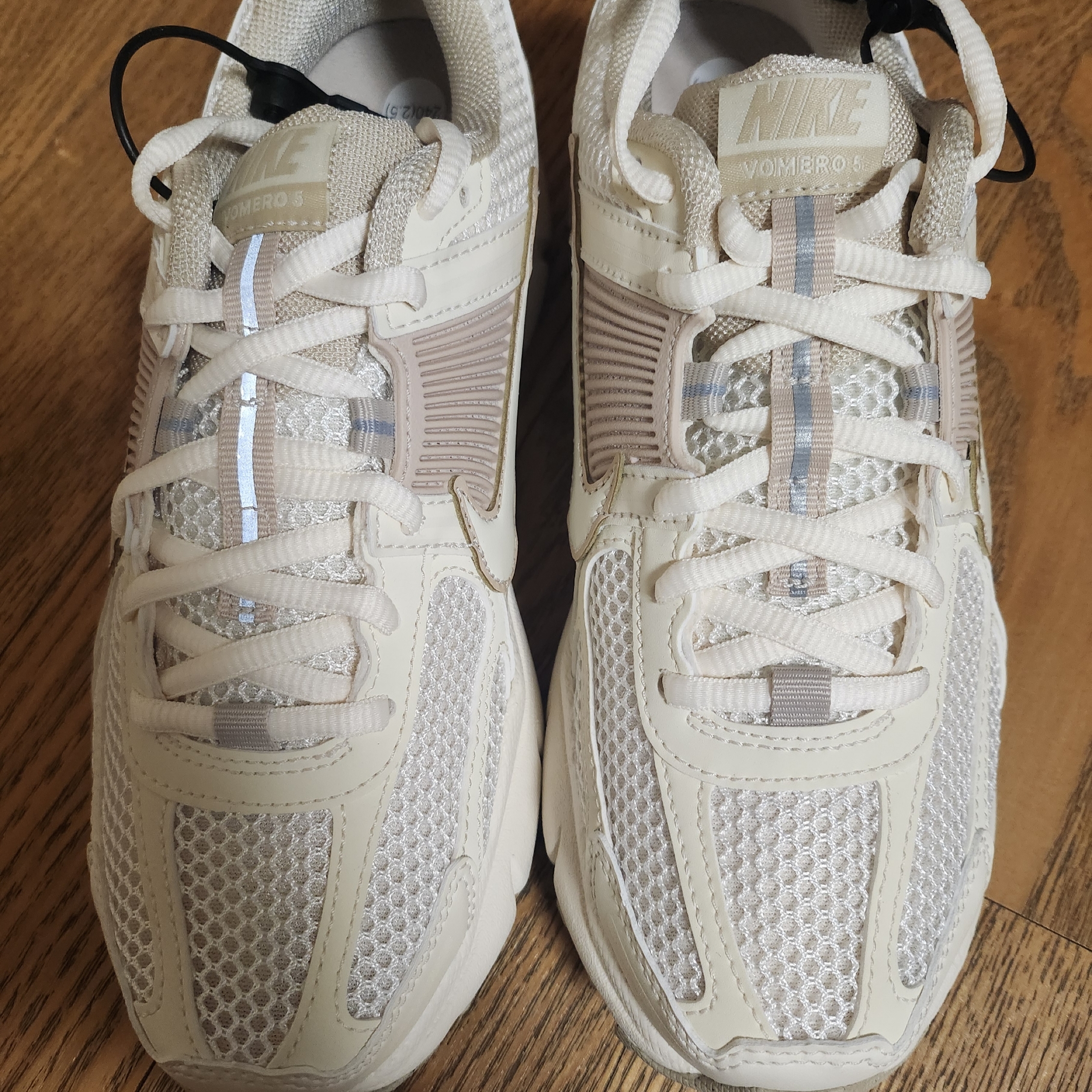 (W) Nike Zoom Vomero 5 Pale Ivory Sanddrift 착용 스타일 - 1
