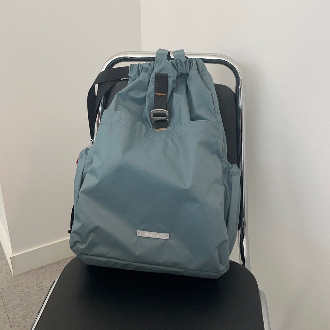 RAWROW Travel String Backpack Mini 720 Sage Blue 착용 스타일 - 5