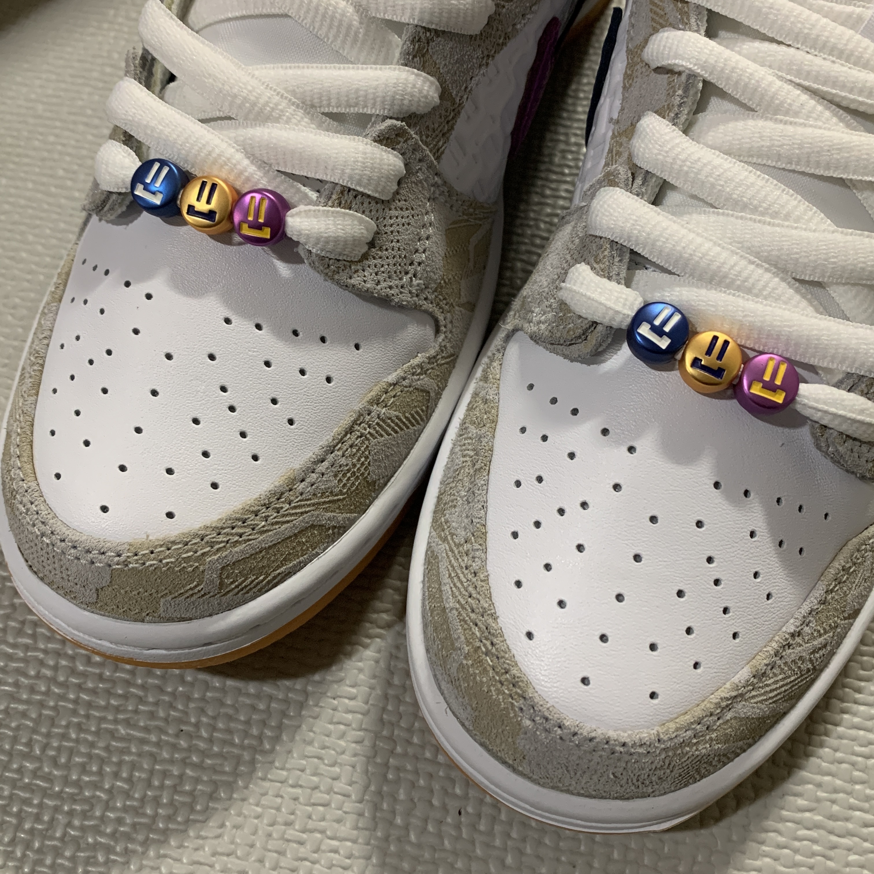 Nike x Rayssa Leal SB Dunk Low PRM Pure Platinum Vivid Purple 착용 스타일 - 2