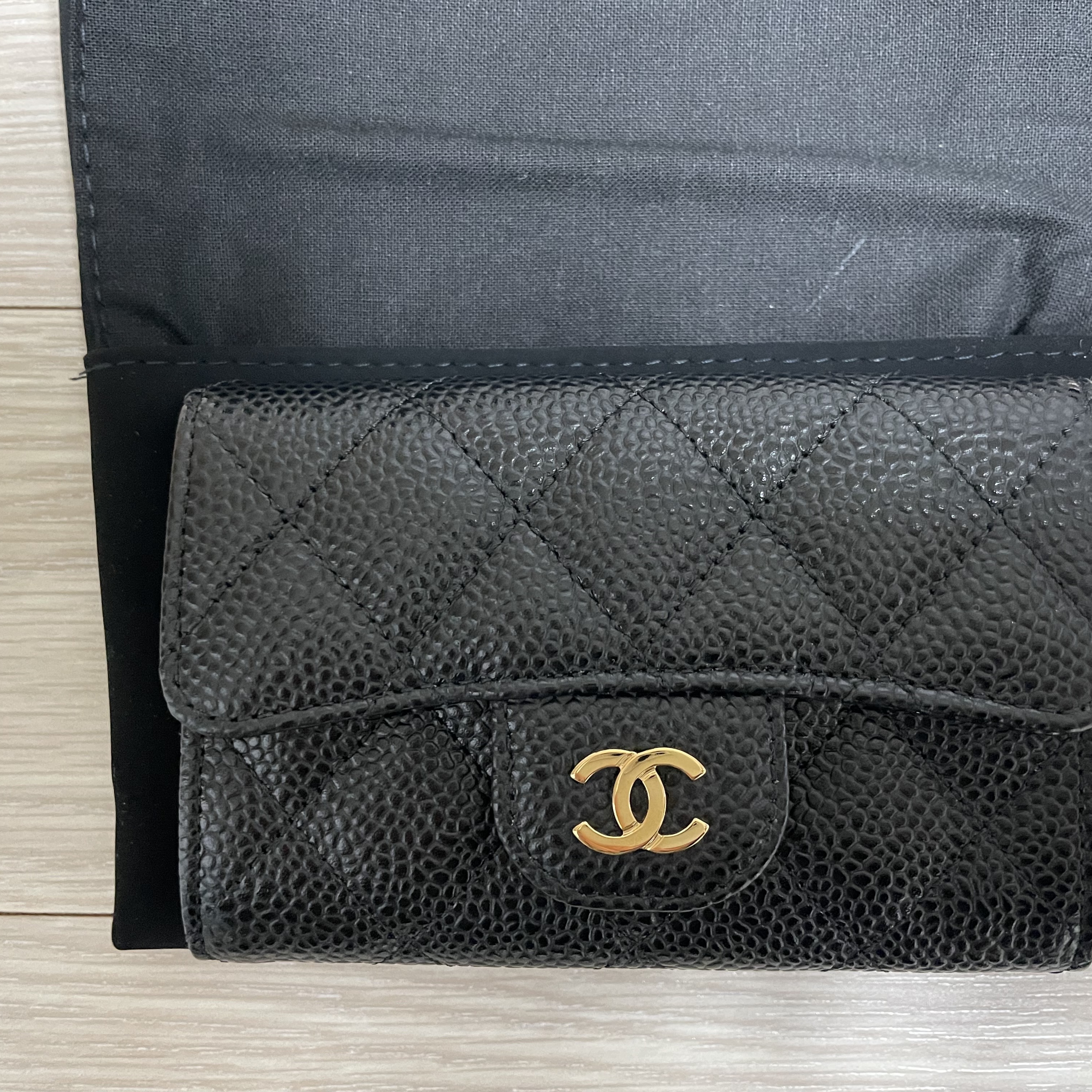 Chanel Classic Card Holder Grained Calfskin & Gold Black 착용 스타일 - 3
