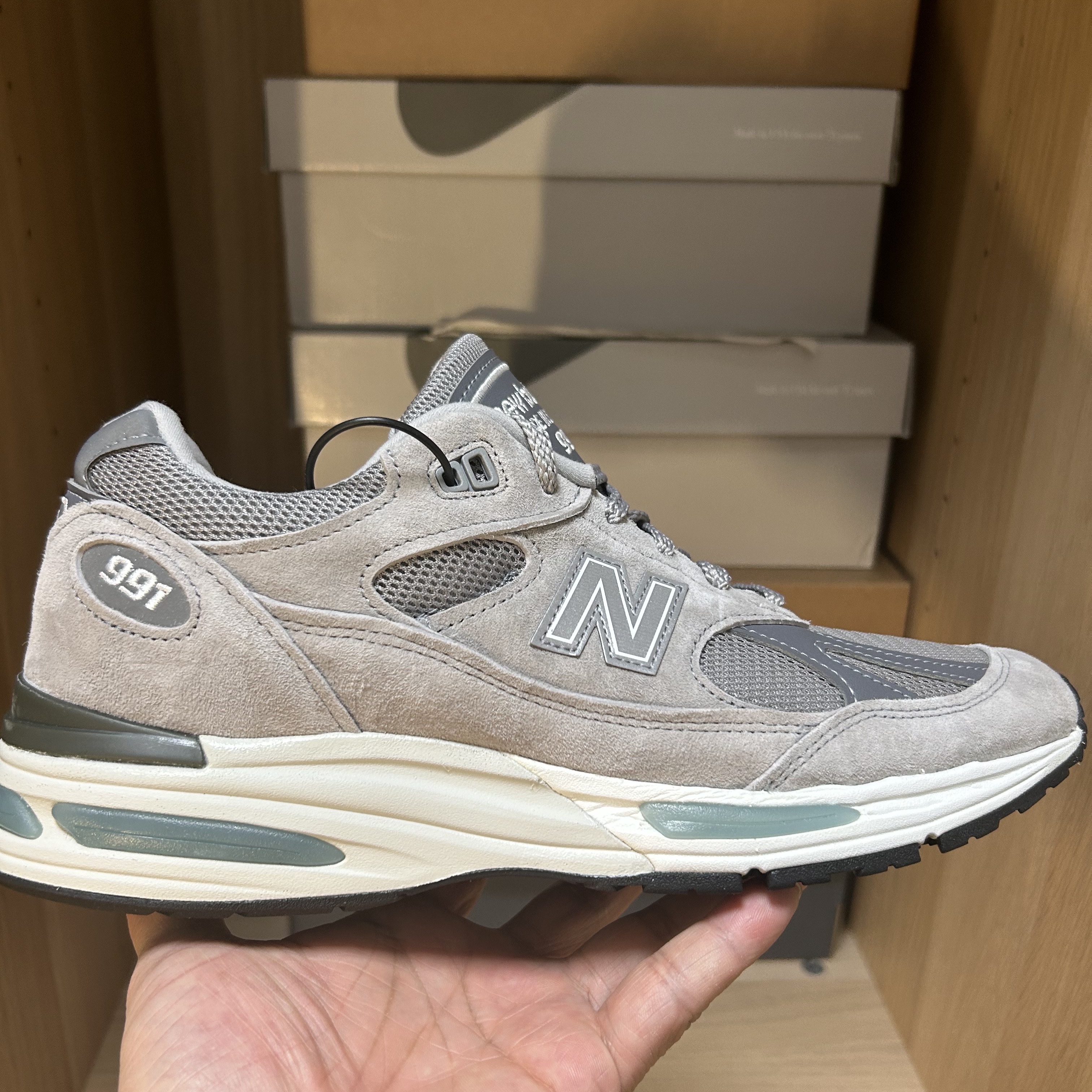 New Balance 991v2 Made in UK Rock Ridge Alloy Silver 착용 스타일 - 2