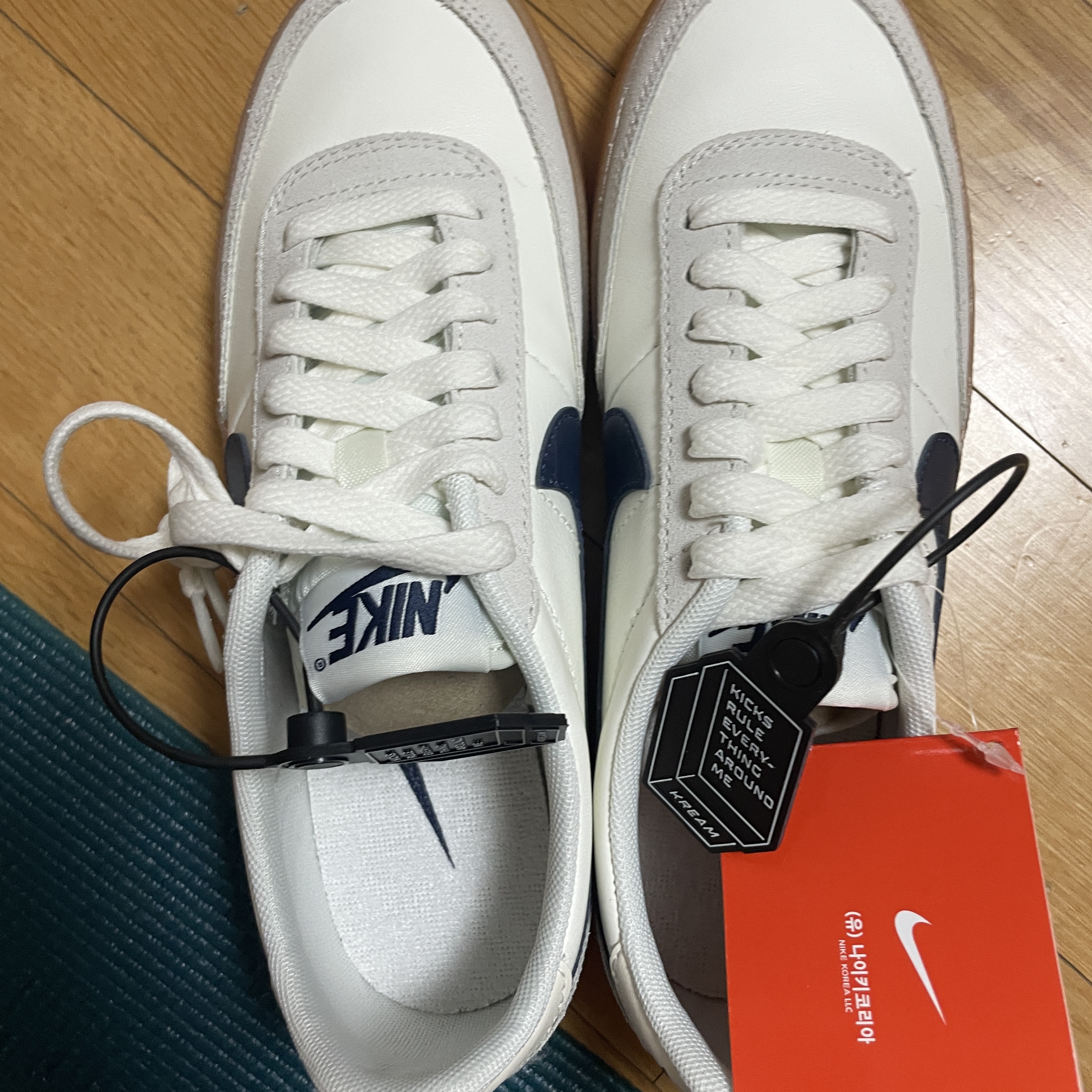 (W) Nike Killshot 2 Sail Midnight Navy 착용 스타일 - 1
