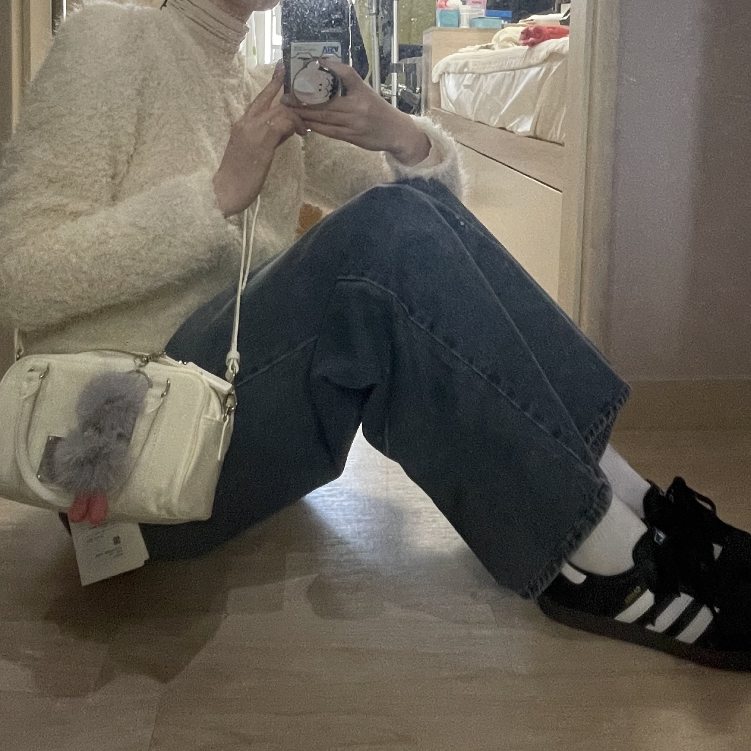 Adidas Samba OG Black White Gum, Matin Kim Baby Sporty Tote Bag Ivory 착용 스타일