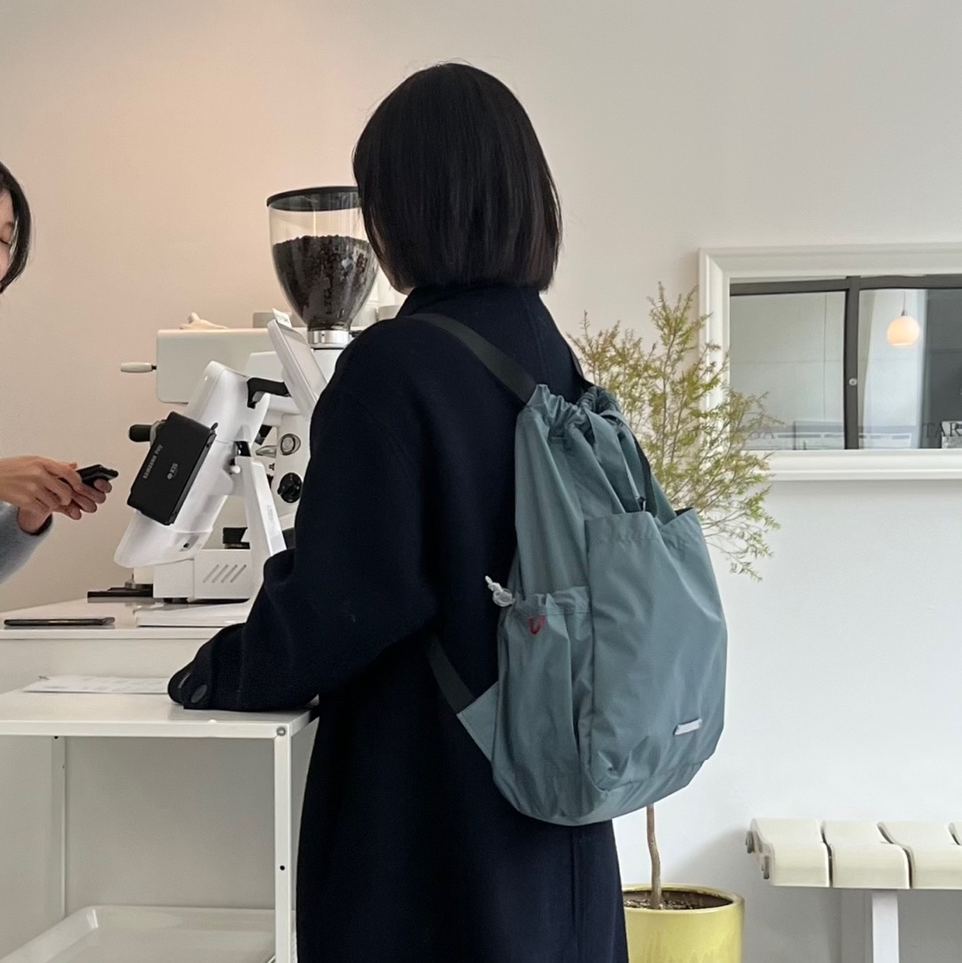 RAWROW Travel String Backpack Mini 720 Sage Blue 착용 스타일 - 3