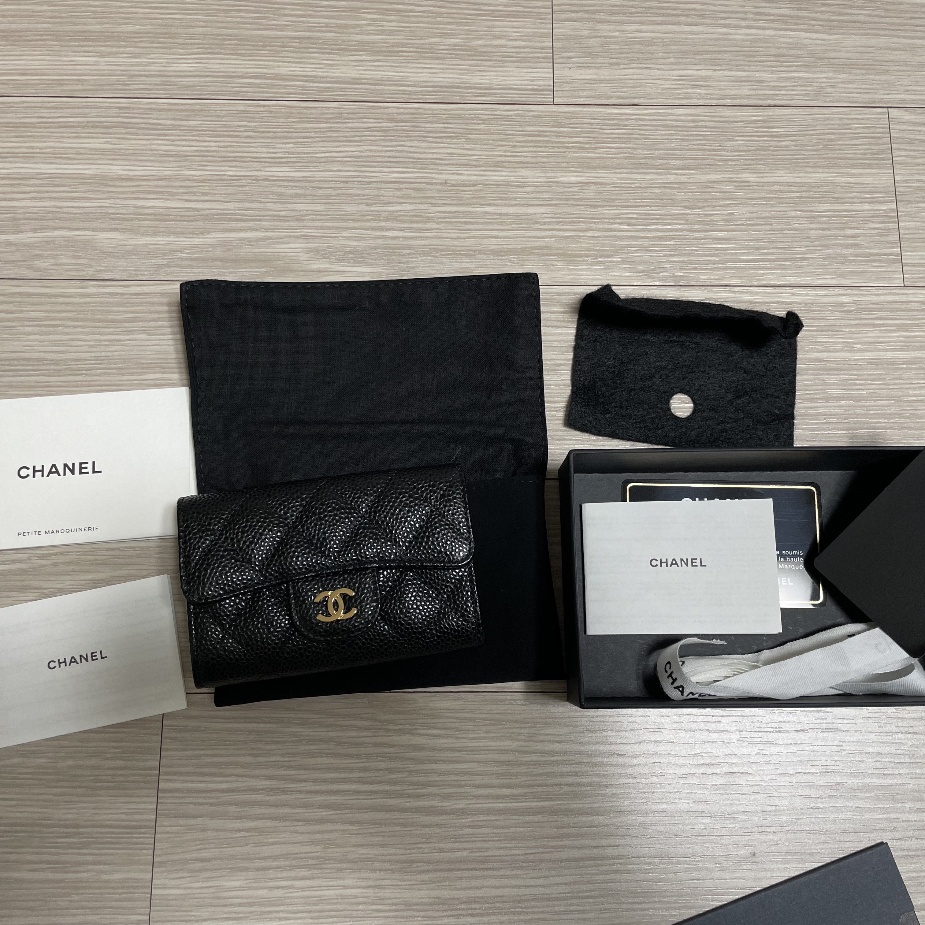 Chanel Classic Card Holder Grained Calfskin & Gold Black 착용 스타일 - 2
