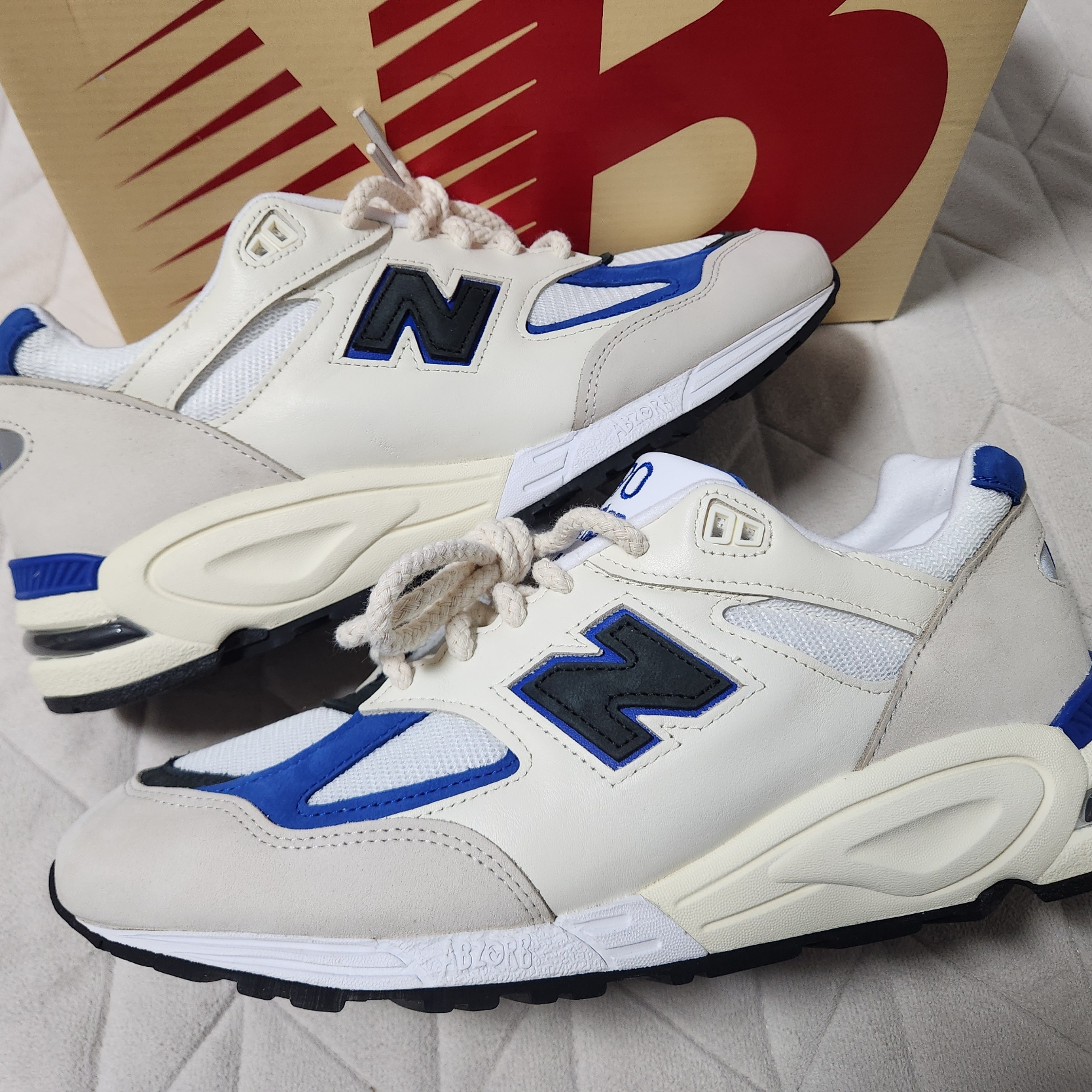 New Balance 990v2 Made in USA White Blue 착용 스타일 - 2