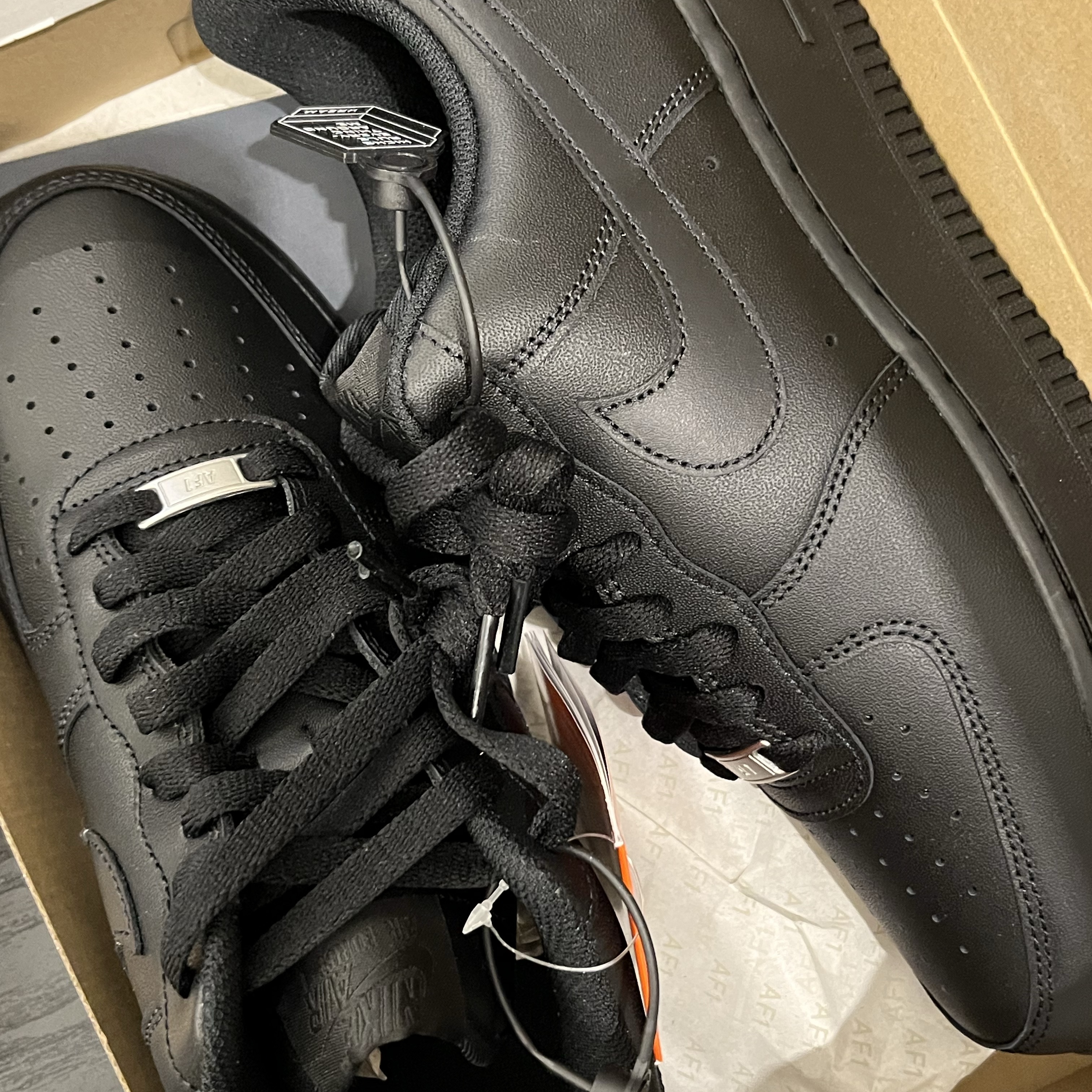 Nike Air Force 1 '07 Low Triple Black 착용 스타일