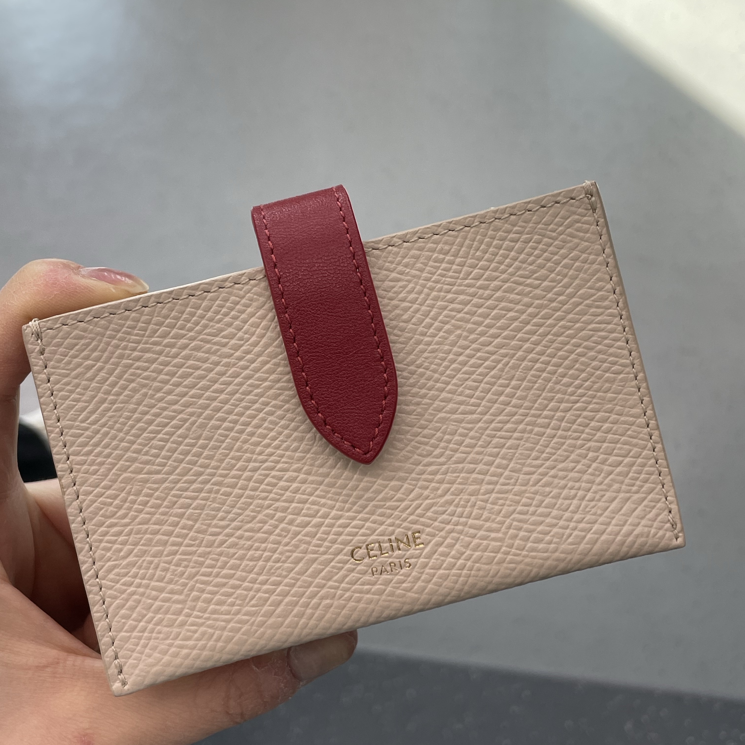 Celine Accordeon Card Holder in Grained Calfskin Medium Grey 착용 스타일 - 3