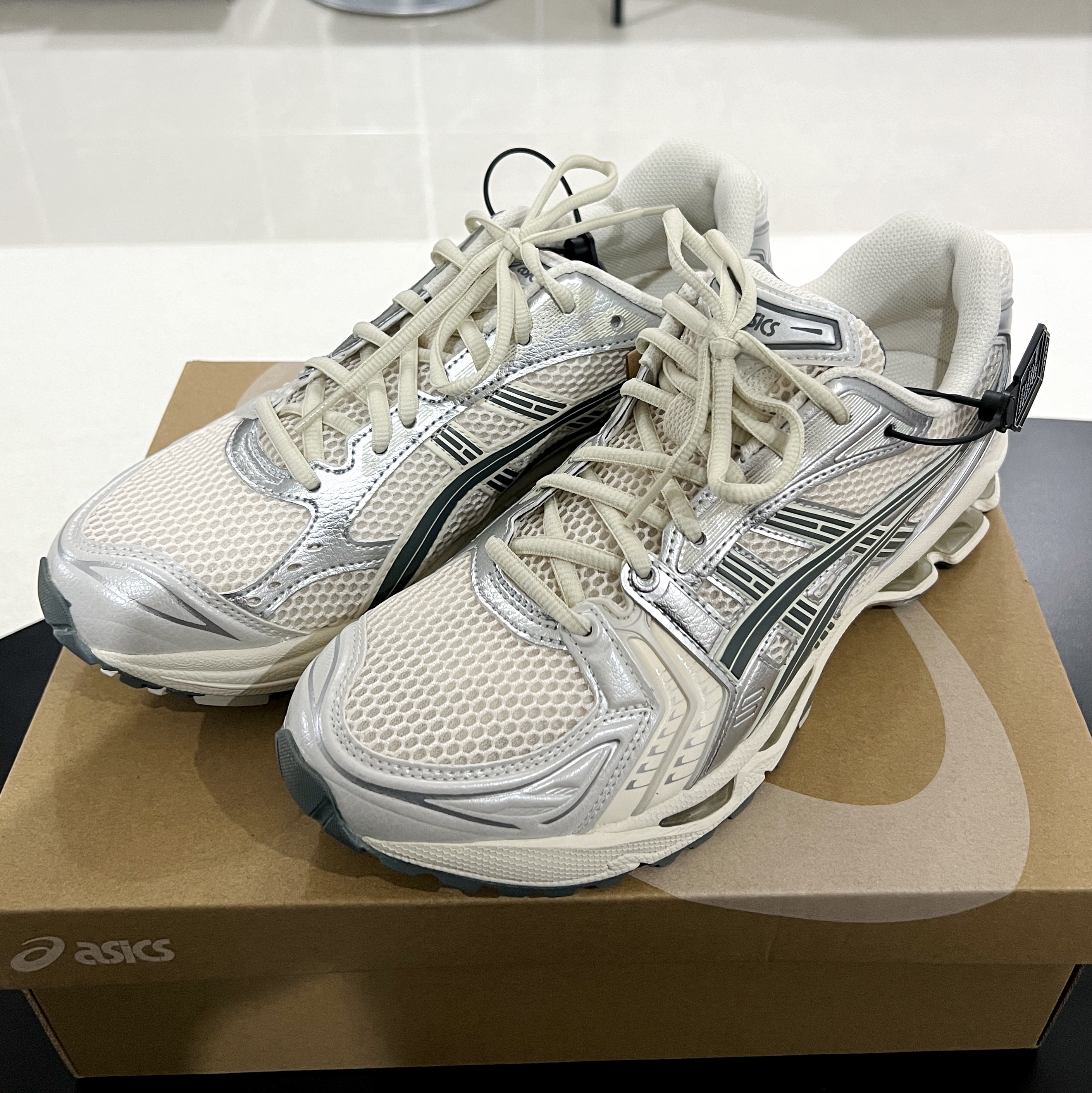 Asics Gel-Kayano 14 Birch Dark Pewter 착용 스타일