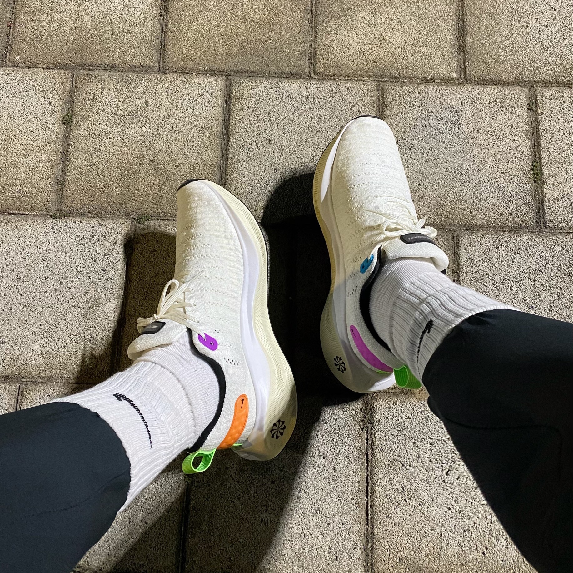 Nike Infinity Run 4 SE White Fuchsia Dream 착용 스타일