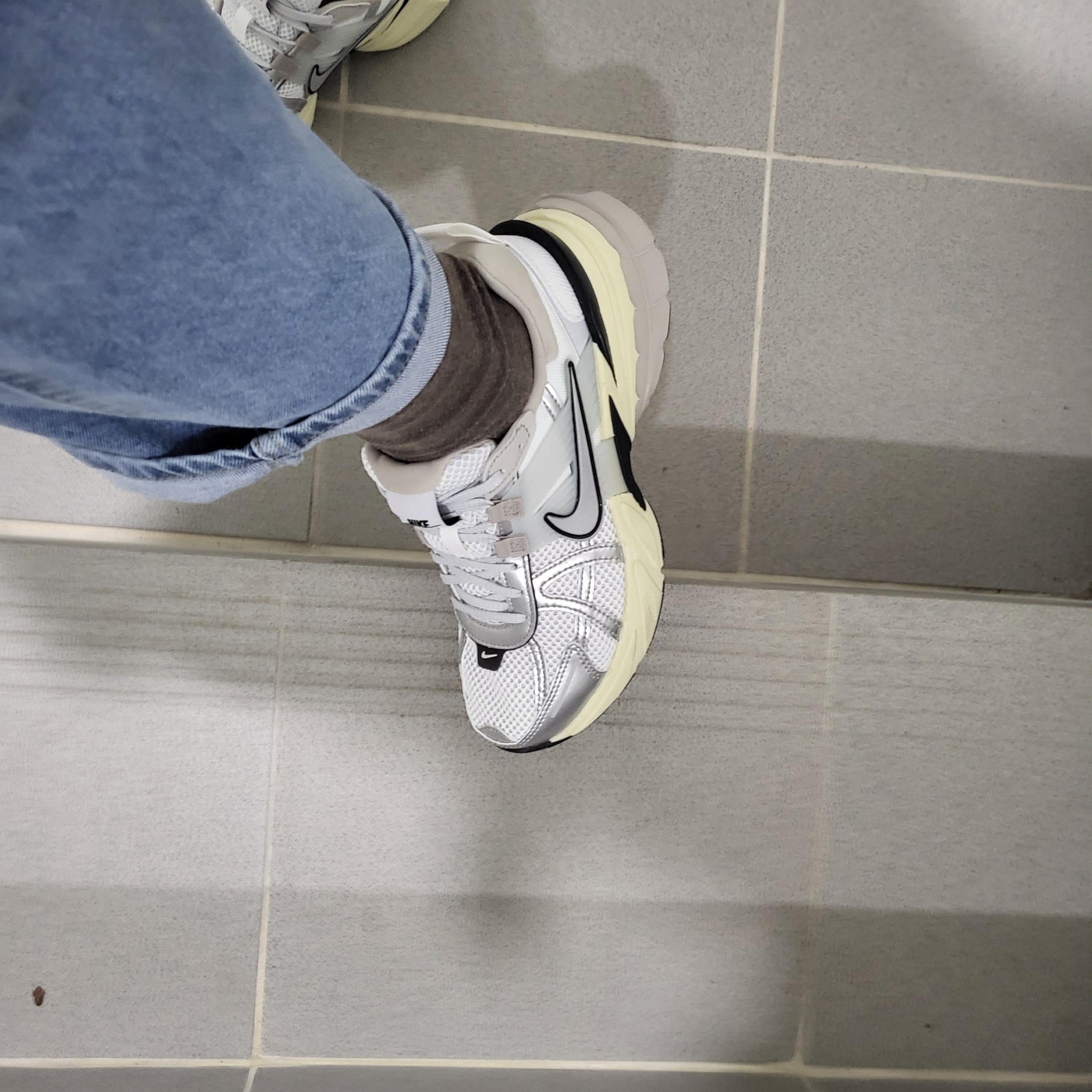 Nike V2K Run Summit White Metallic Silver 착용 스타일